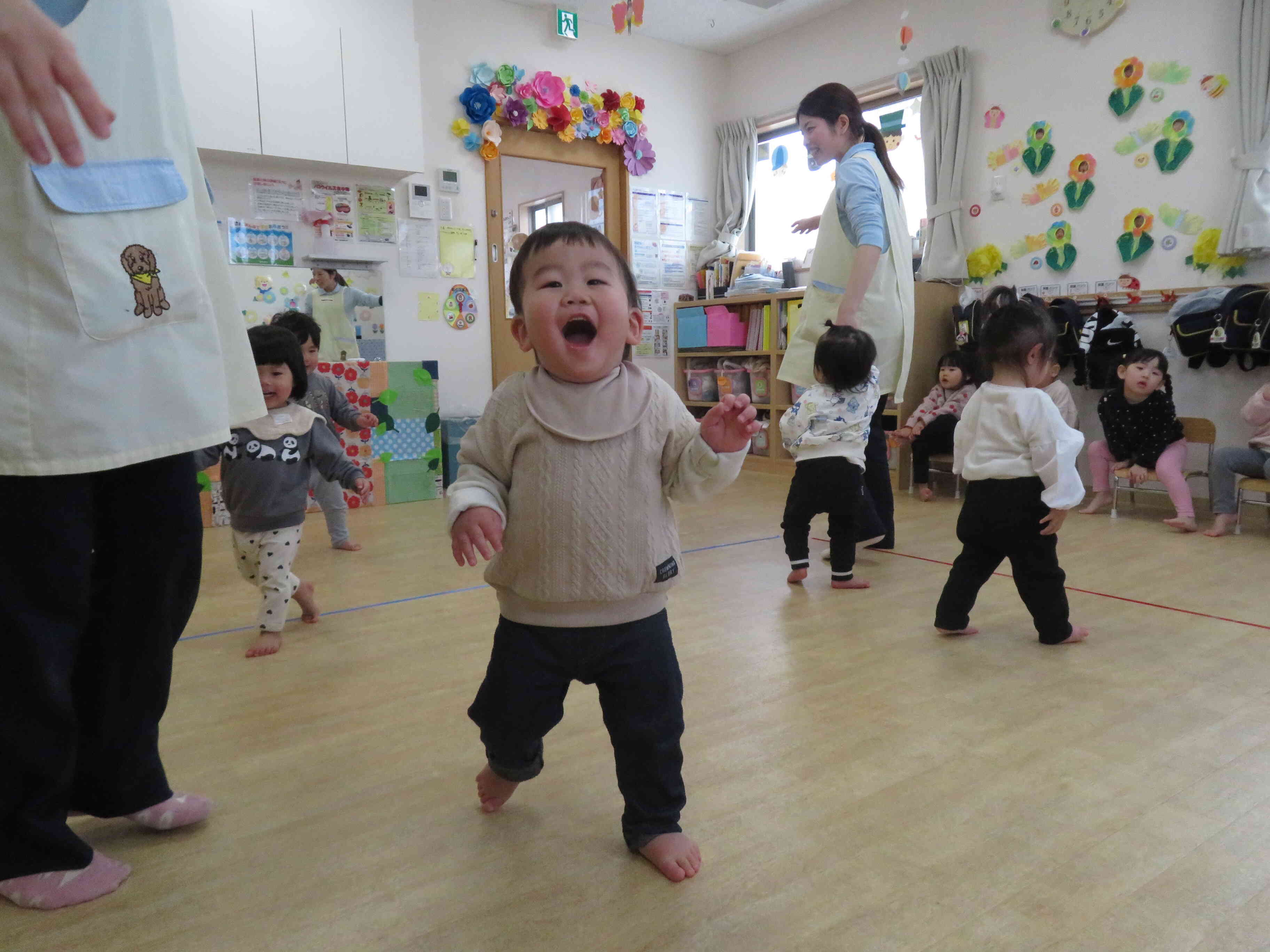 ひよこぐみもリトミックにチャレンジ！先生の真似をしながら曲にノッていましたよ♪