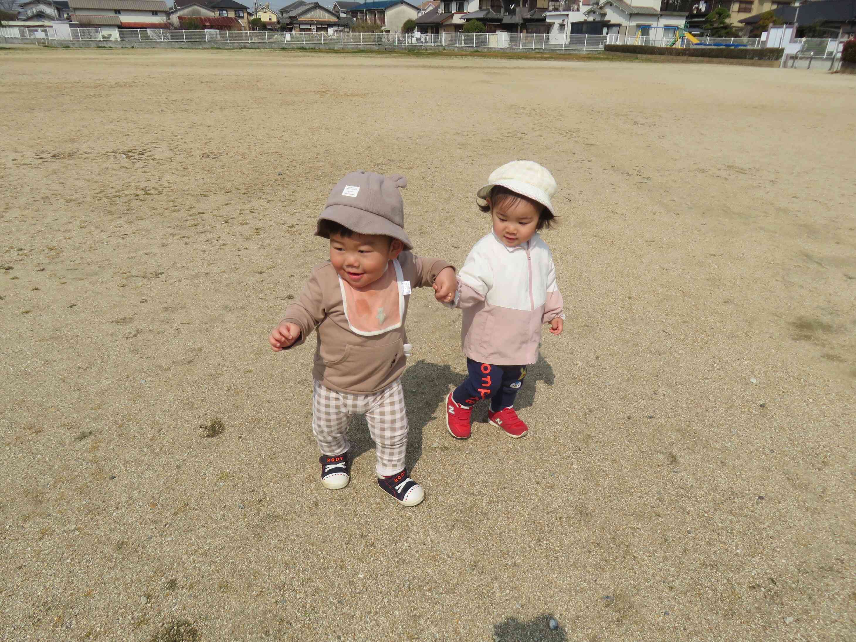 「さあ！おててをつないで一緒に歩こう♪」