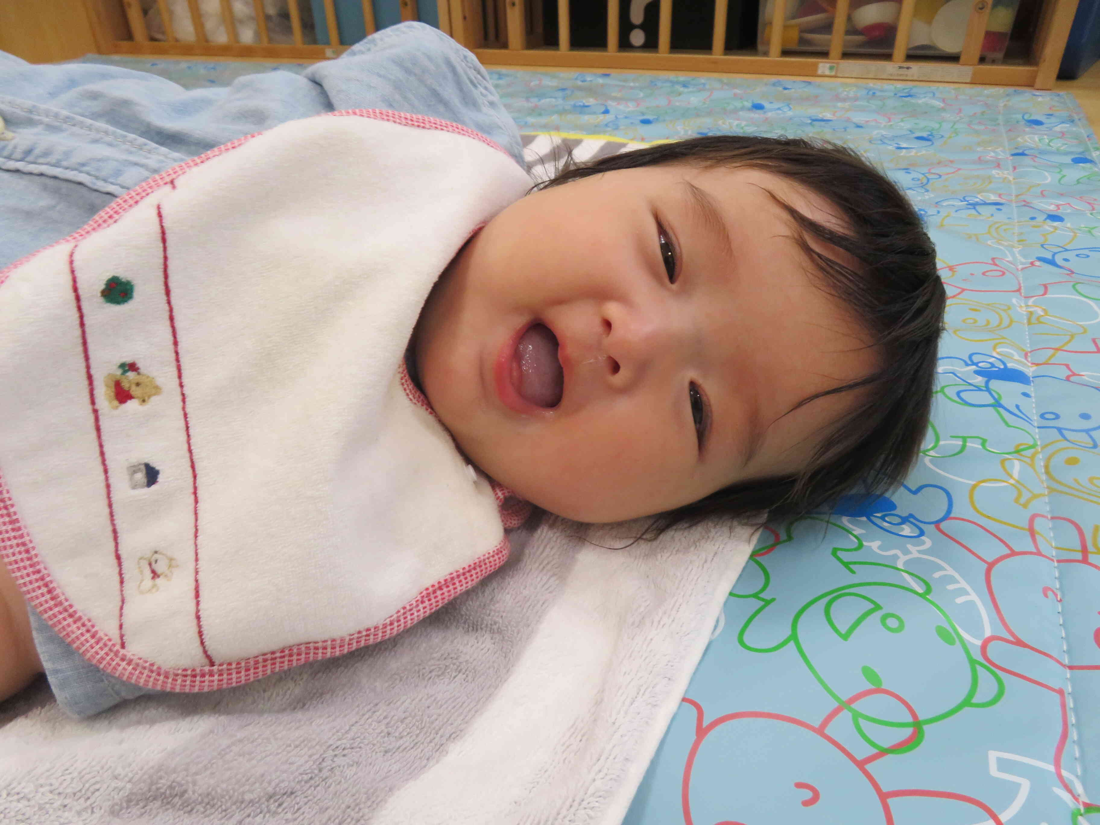 もうすぐ寝返りしそうだね。