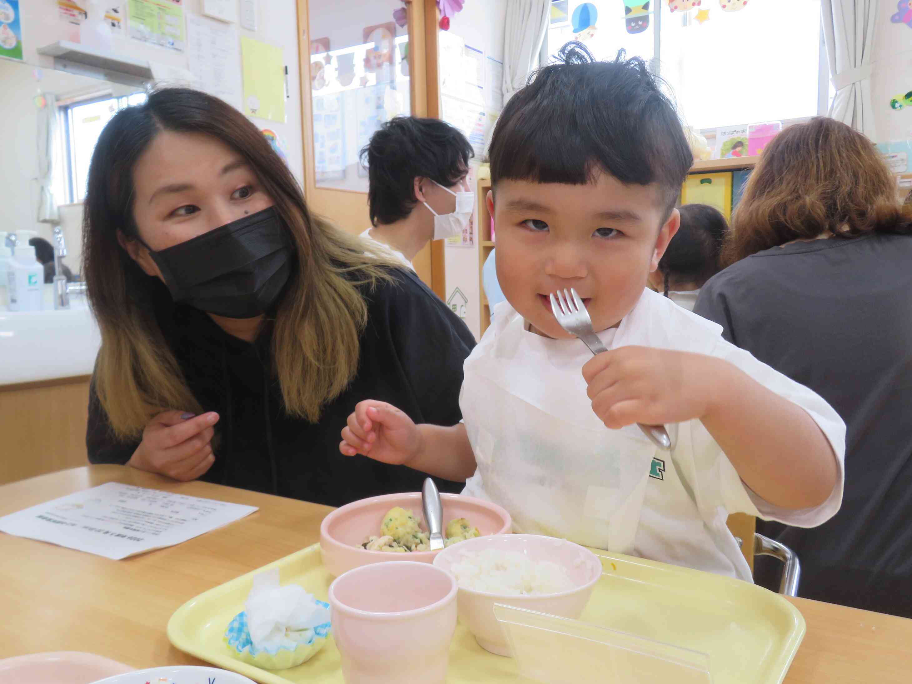 給食参観！たくさん遊んでお腹がペコペコ！「ママ、みててね！！」
