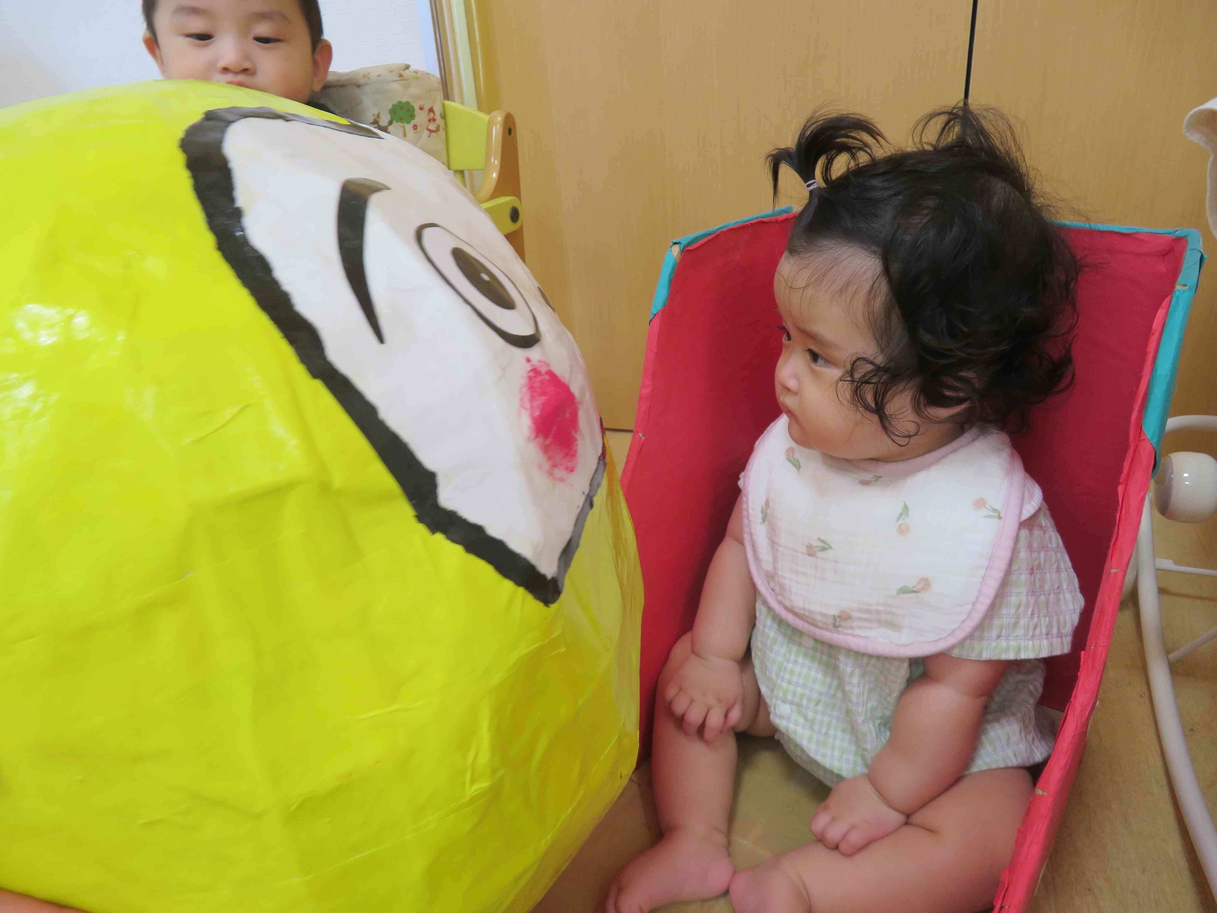 にらめっこ…！？