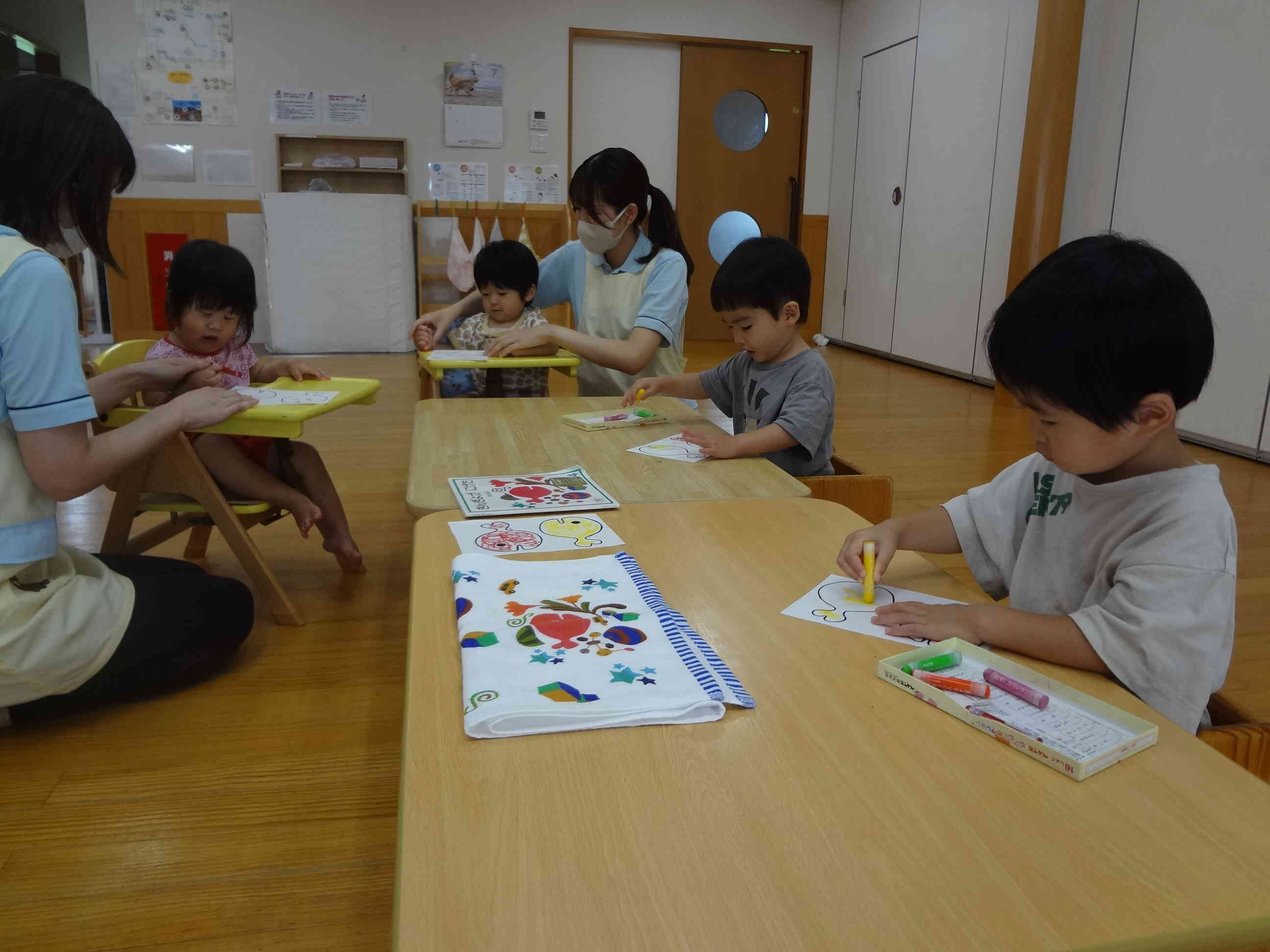 好きな色のクレヨンをつかって塗るよ！