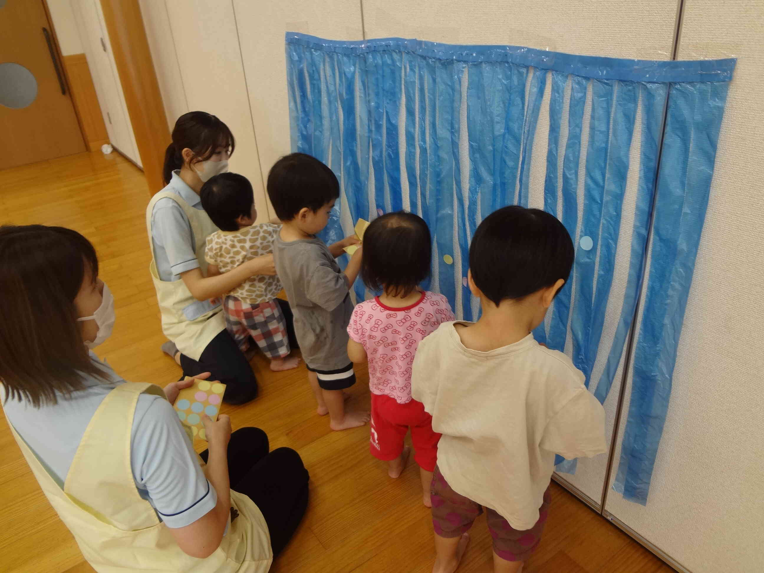 水槽に見立てた水色のスズランテープが涼しそうです！