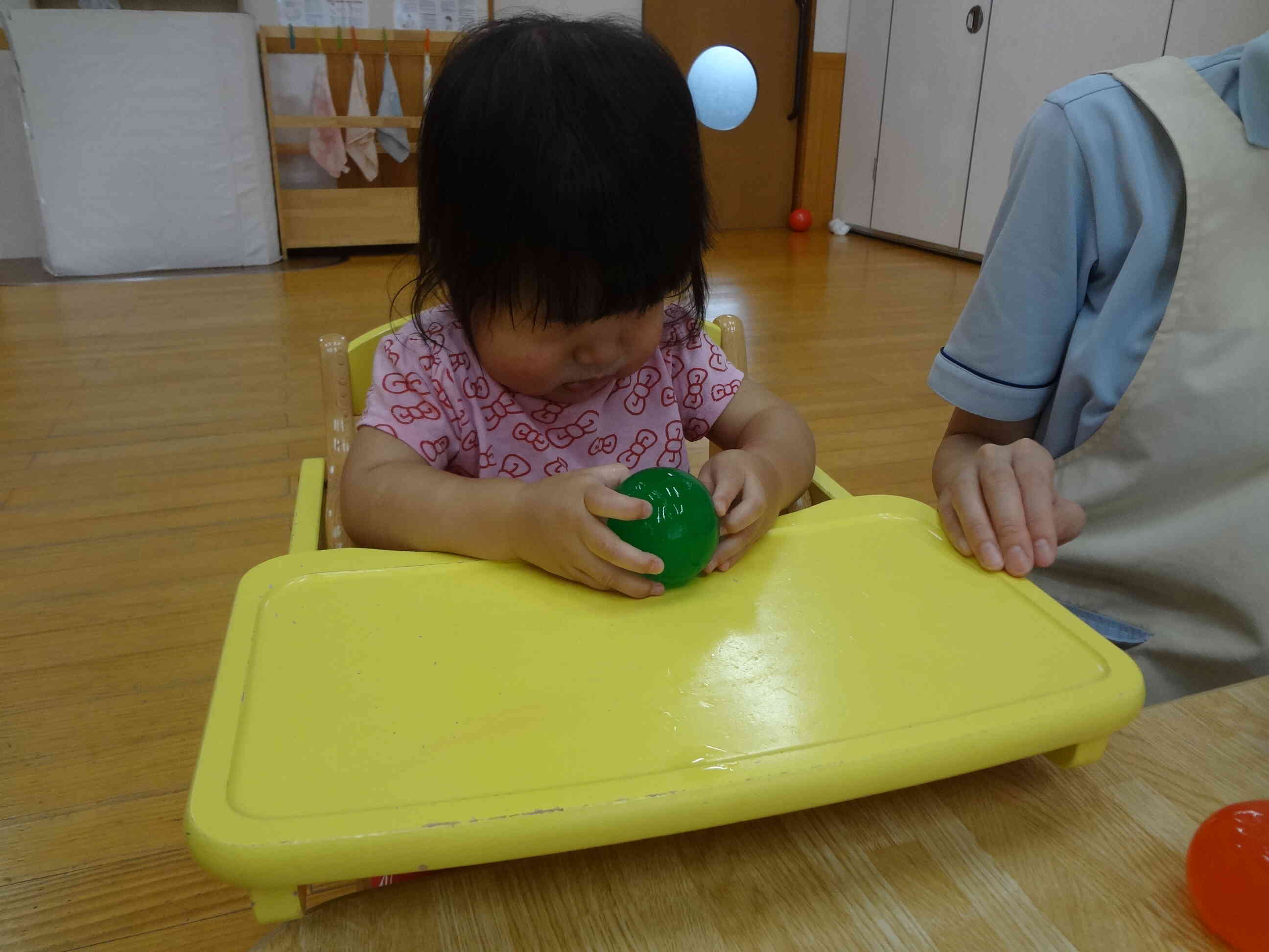 不思議そうにさわっているMちゃんです。