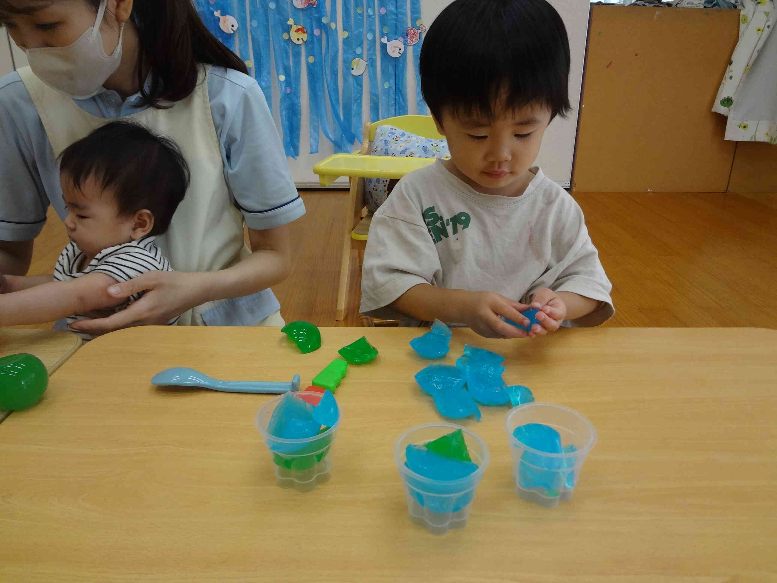 大きいお友だちはままごと用の包丁で切ってカップに盛り付けます。