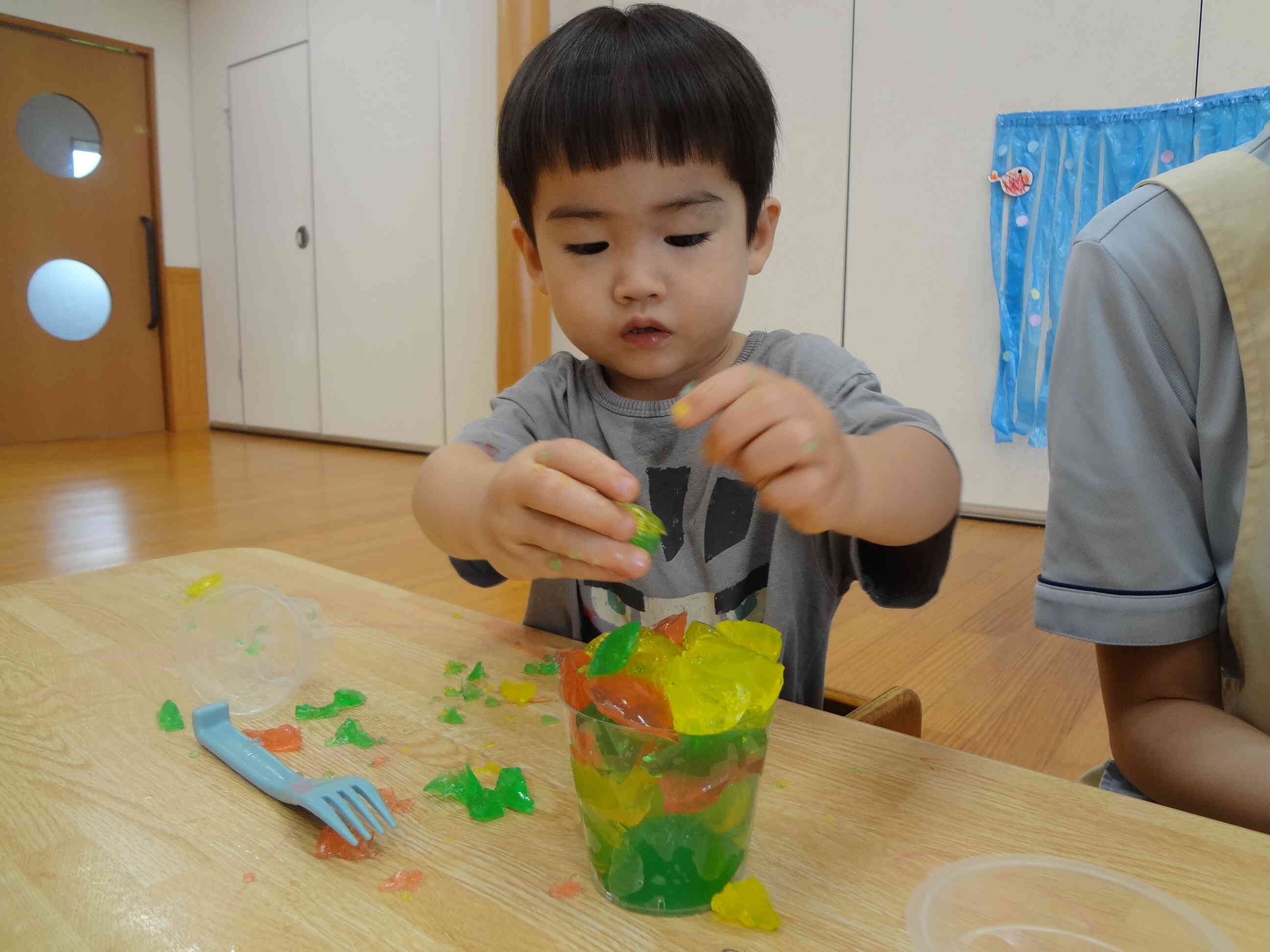 違う色を混ぜてカラフルなパフェの出来上がりです！みんな集中して長い時間遊べましたよ！