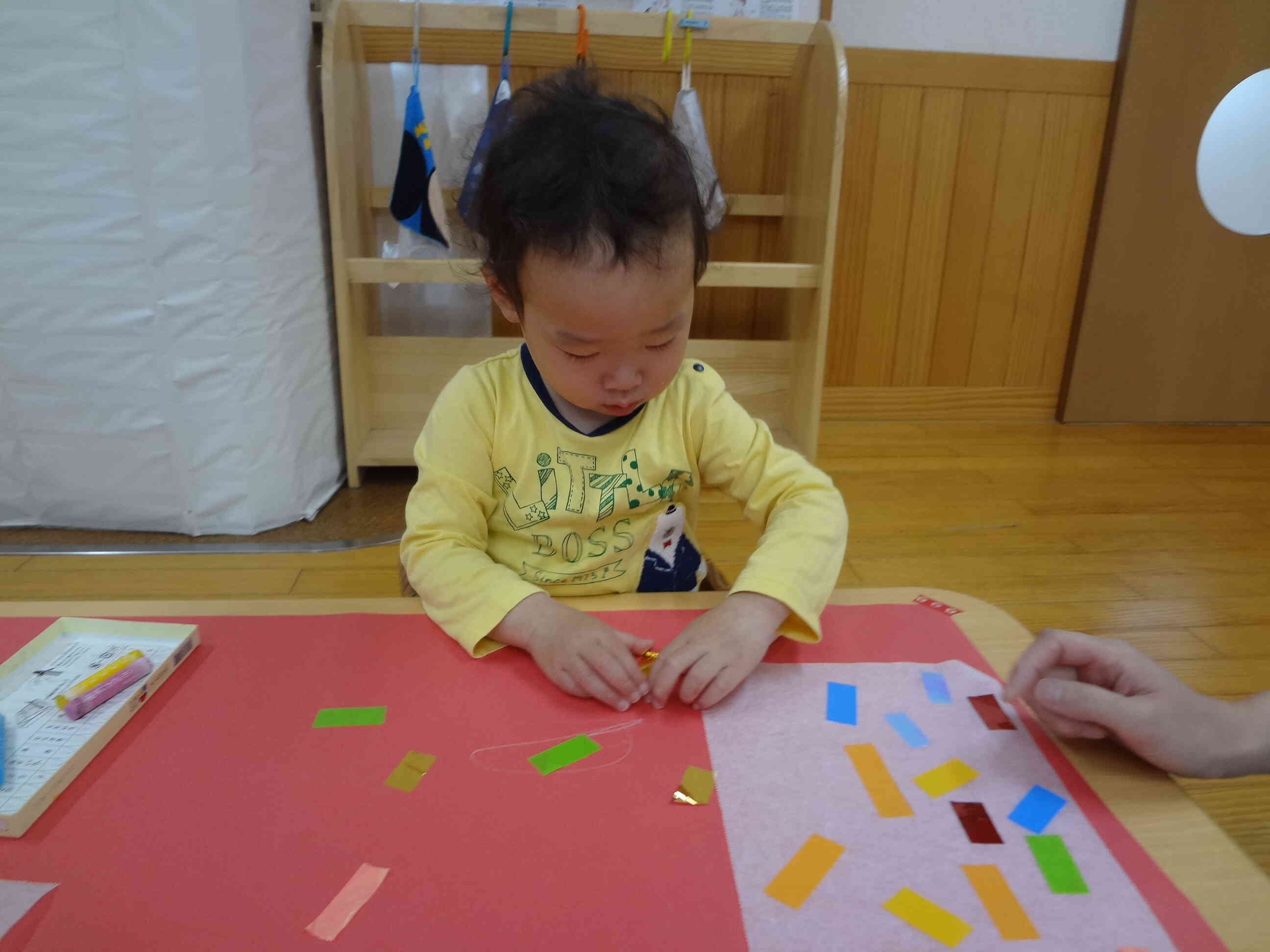 ペタペタ…次はどこに貼ろうかな