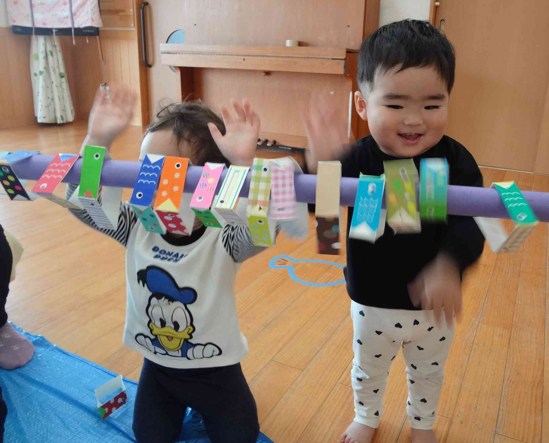 棒に通したこいのぼり、グルグル回すのも楽しいね～！