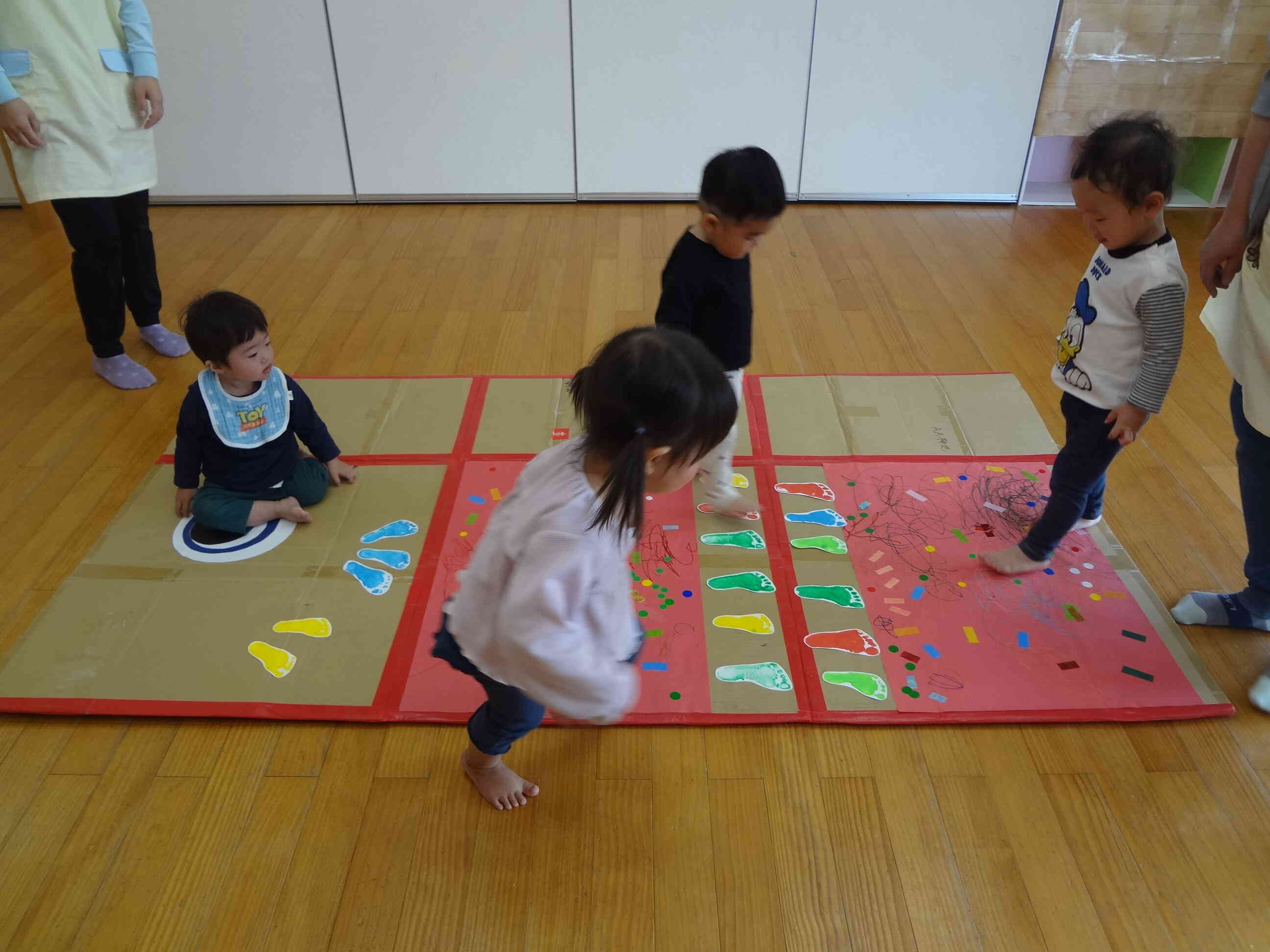 大きなダンボールにみんなの力作を貼るとできあがり～