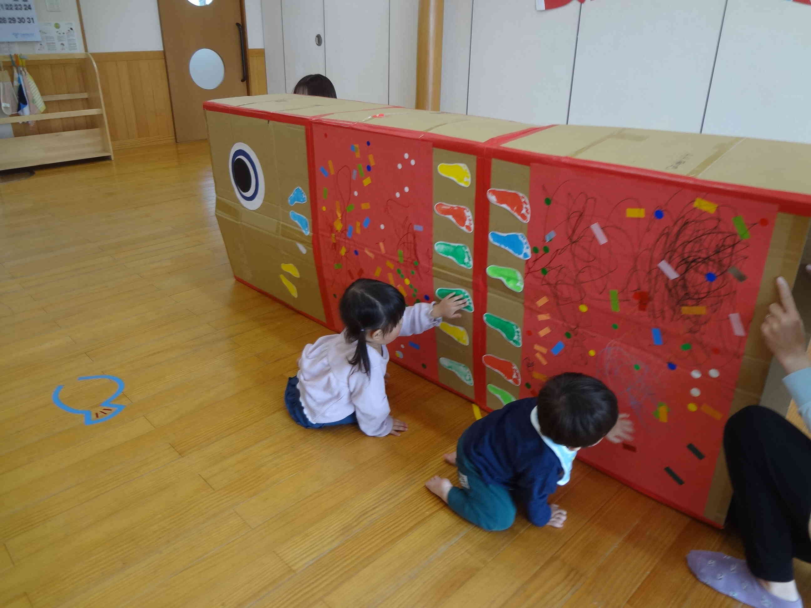 これは先日みんなが作ってくれた「こいのぼりトンネル」です。