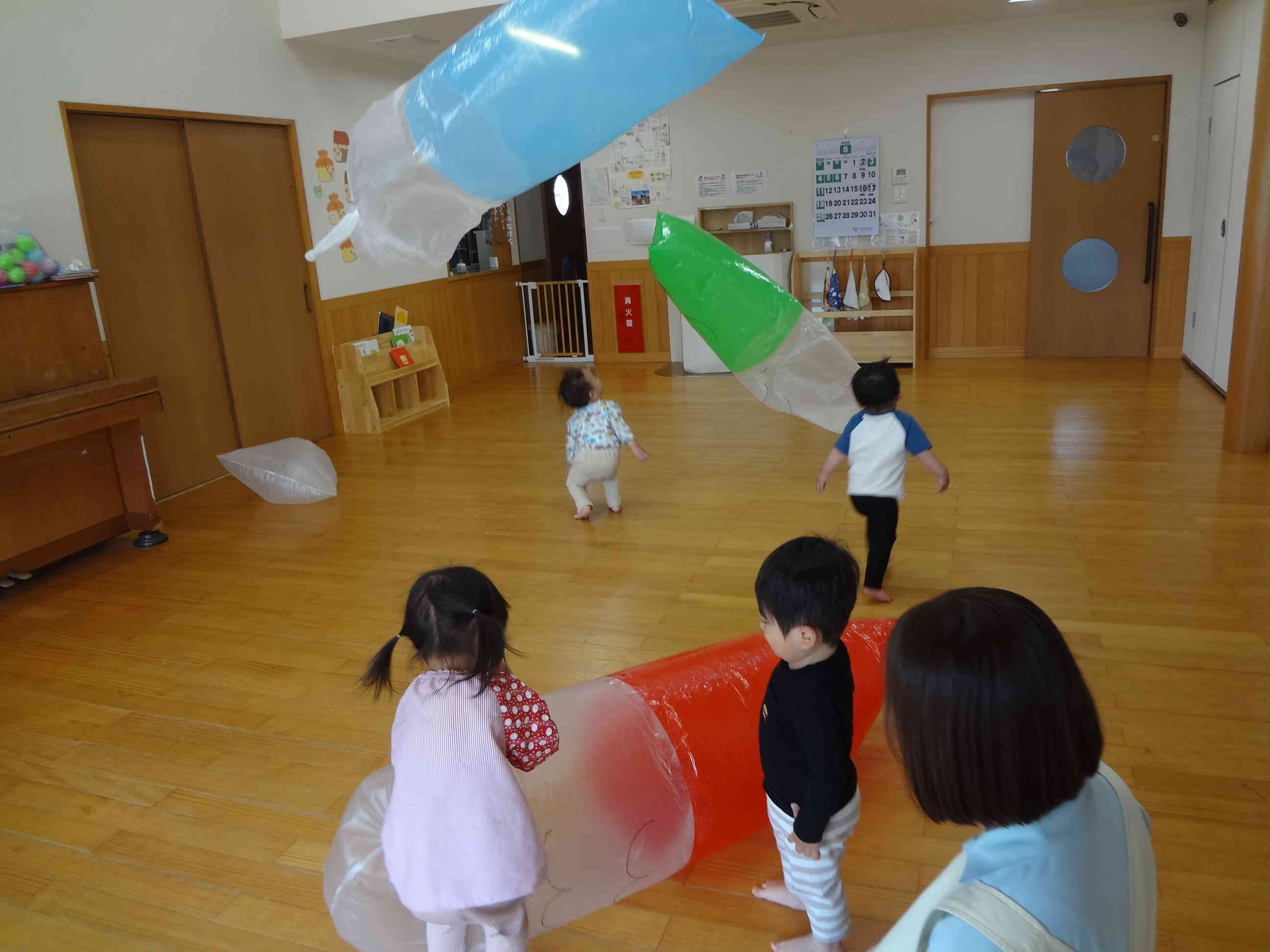 カラーポリでできた大きなこいのぼりもふわふわ～