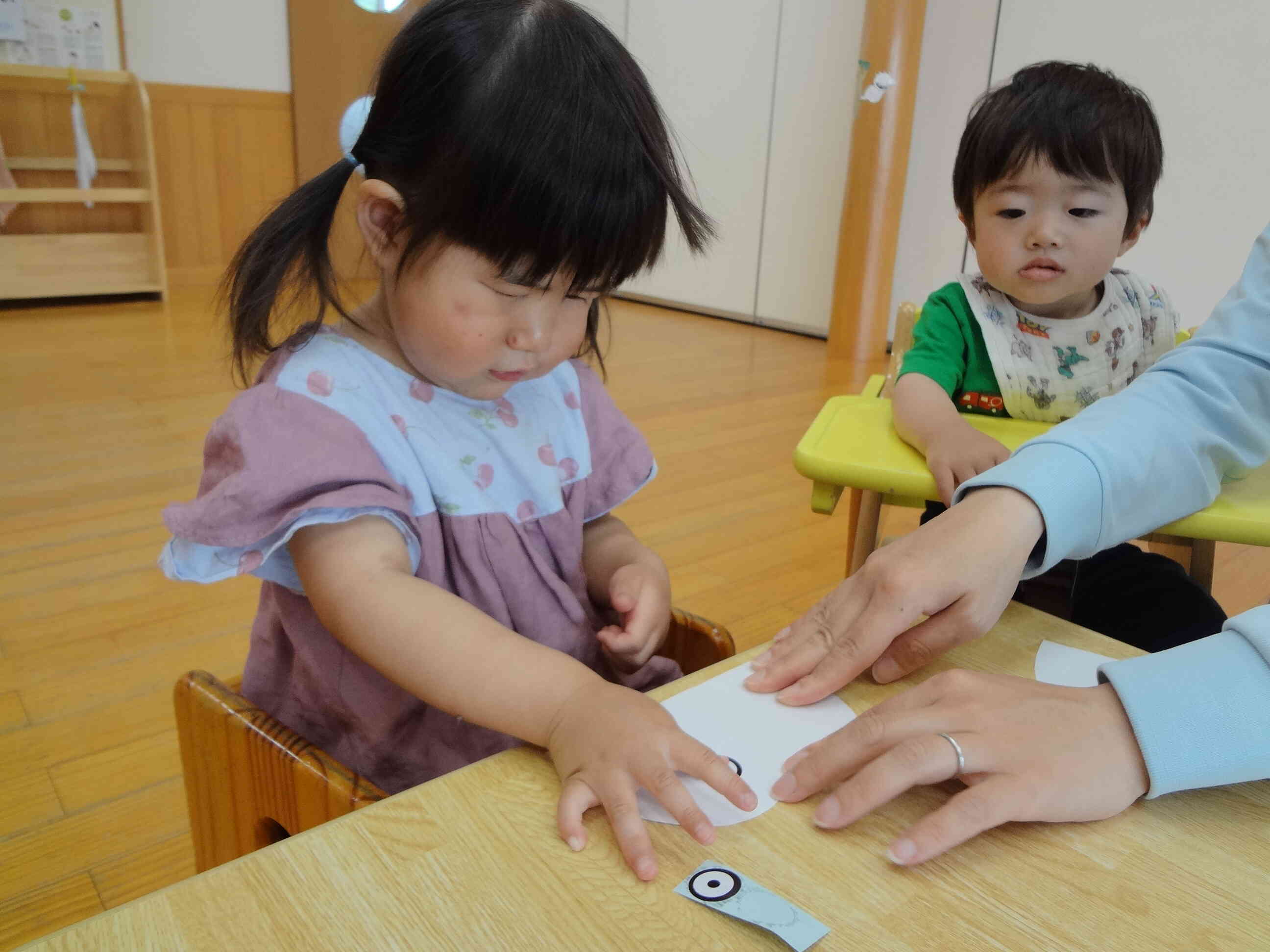 目はどのへんに貼ろうかな…