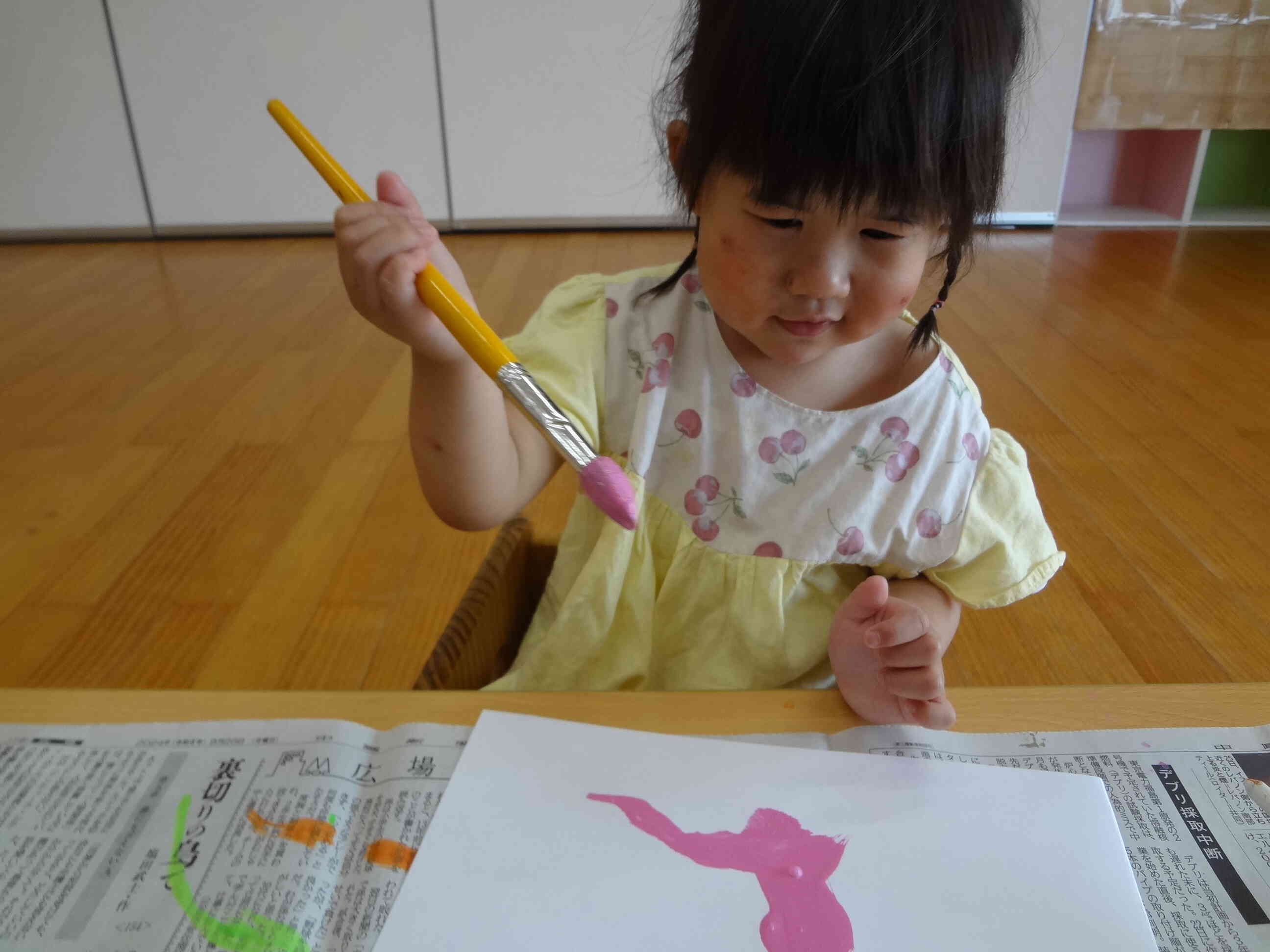 絵の具遊びでも楽しみました！毎日いろんな発見や経験をしながら過ごしています。