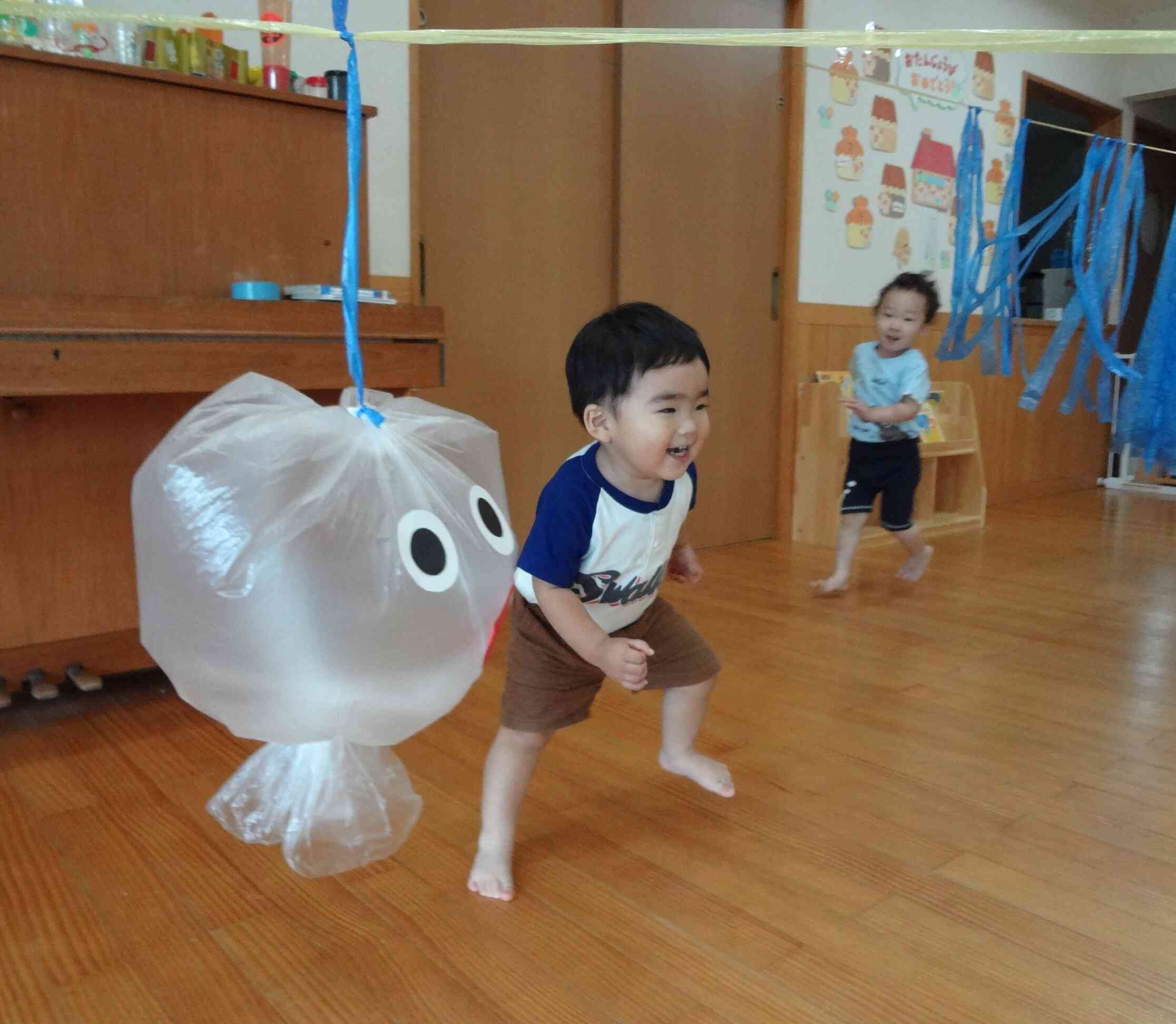 まてまて～！雨降りの日も室内でしっかり体を動かしています。