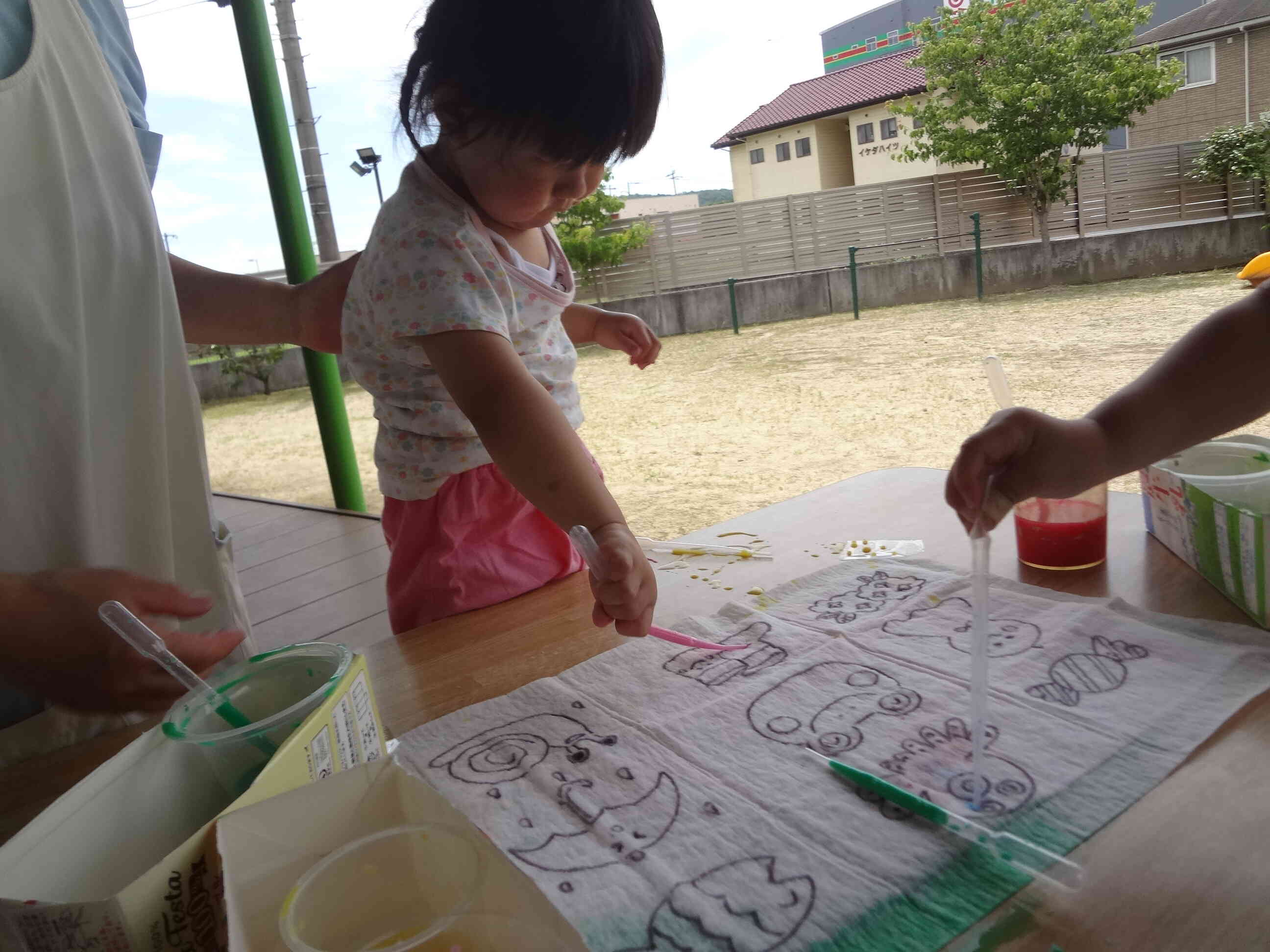 私はピンクの色水をポタポタしたよ！