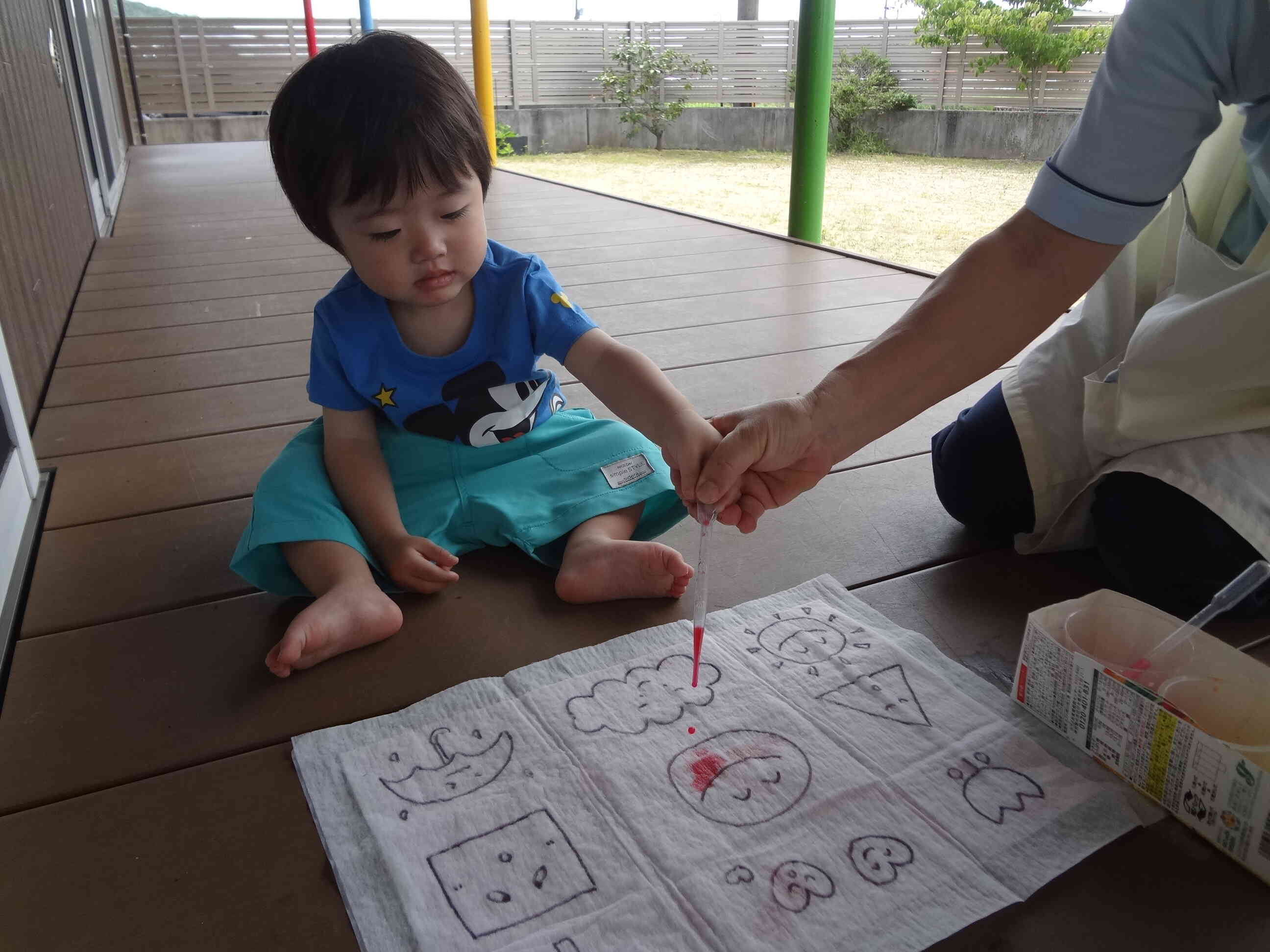 ぼくは先生と一緒にしてみたよ！色がつくのを不思議そうにみていたRくんです。