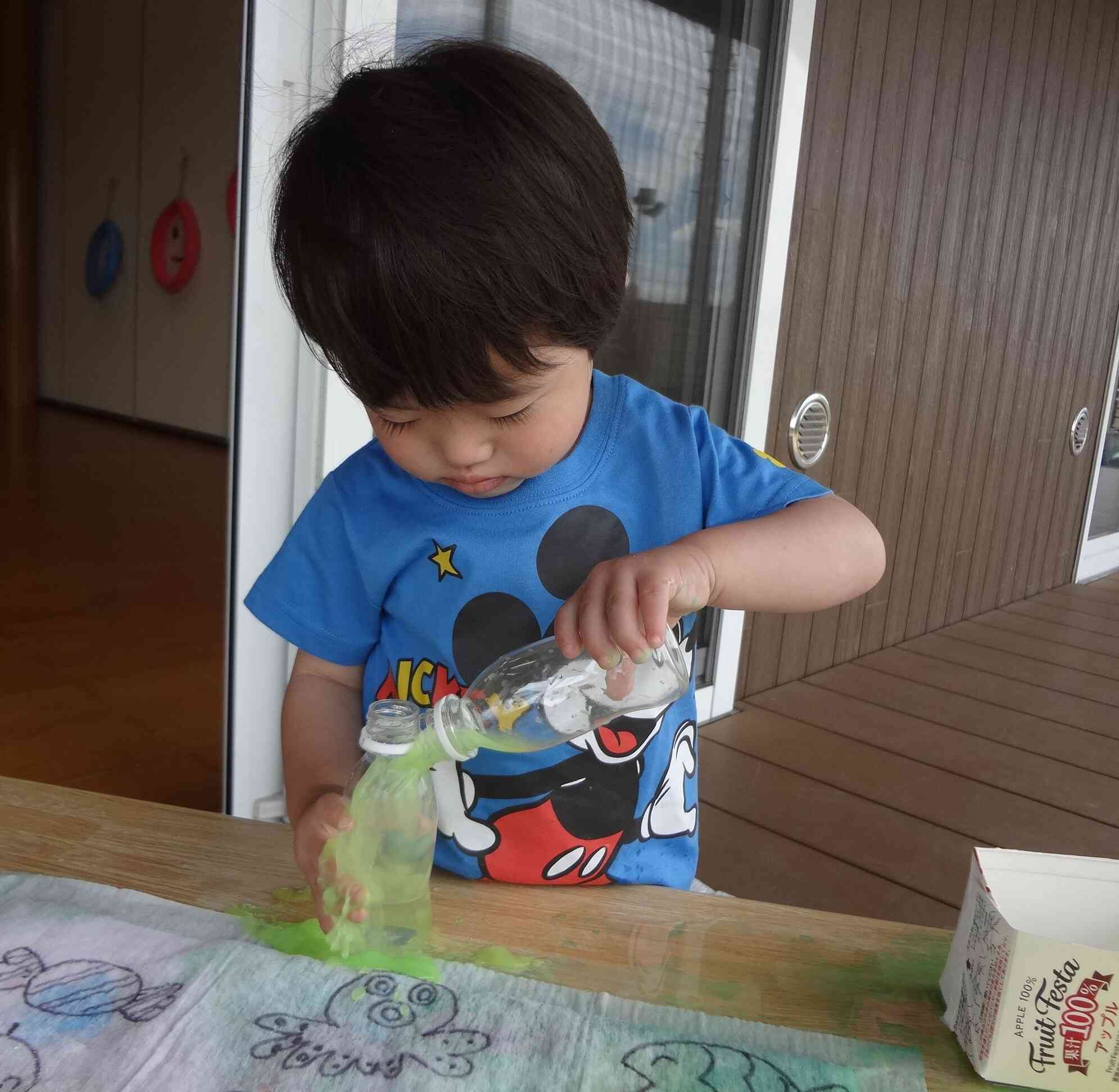 いちばん小さいRくんもKくんのするように色水を移す練習をしています。繰り返し練習をすると…