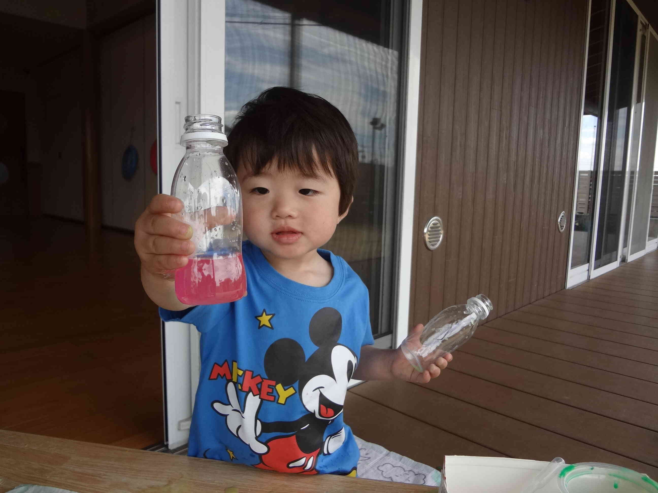 「やった～！できたね！ピンクの色水で成功しました！Rくんも嬉しそうです♪とてもよい活動になりました。これからも子どもたちのやる気や達成感を大切にしながら活動していきたいですね！