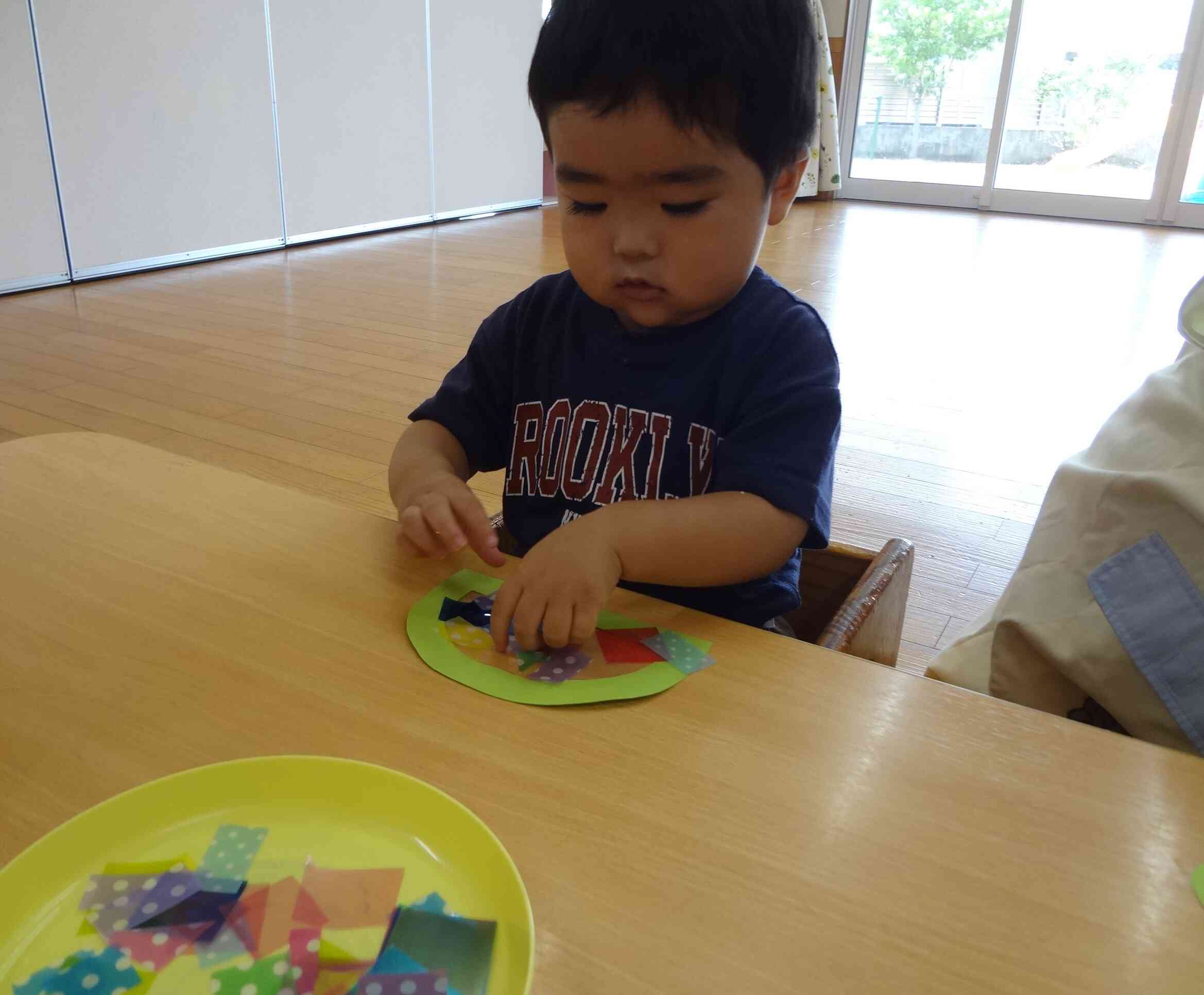 1枚ずつ丁寧に貼っていくSくん