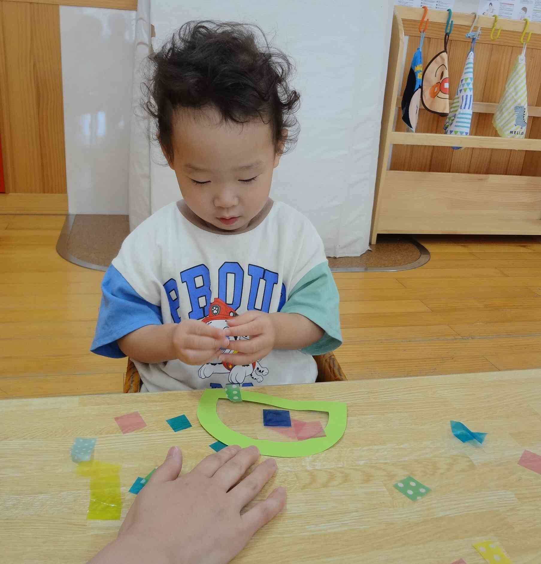 好きな色のフィルムを選びながら