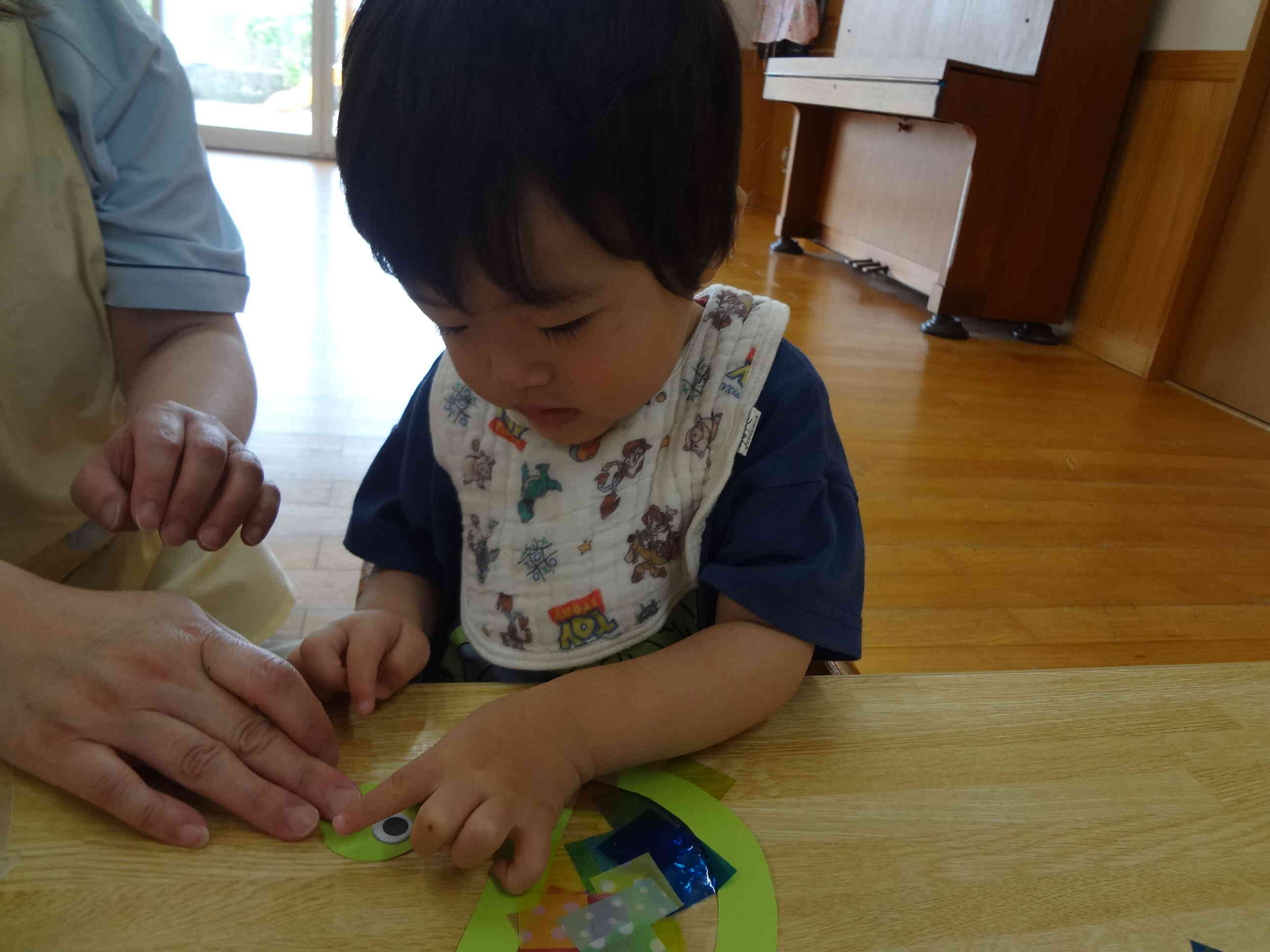 カエルの目のシールを貼ったよ！