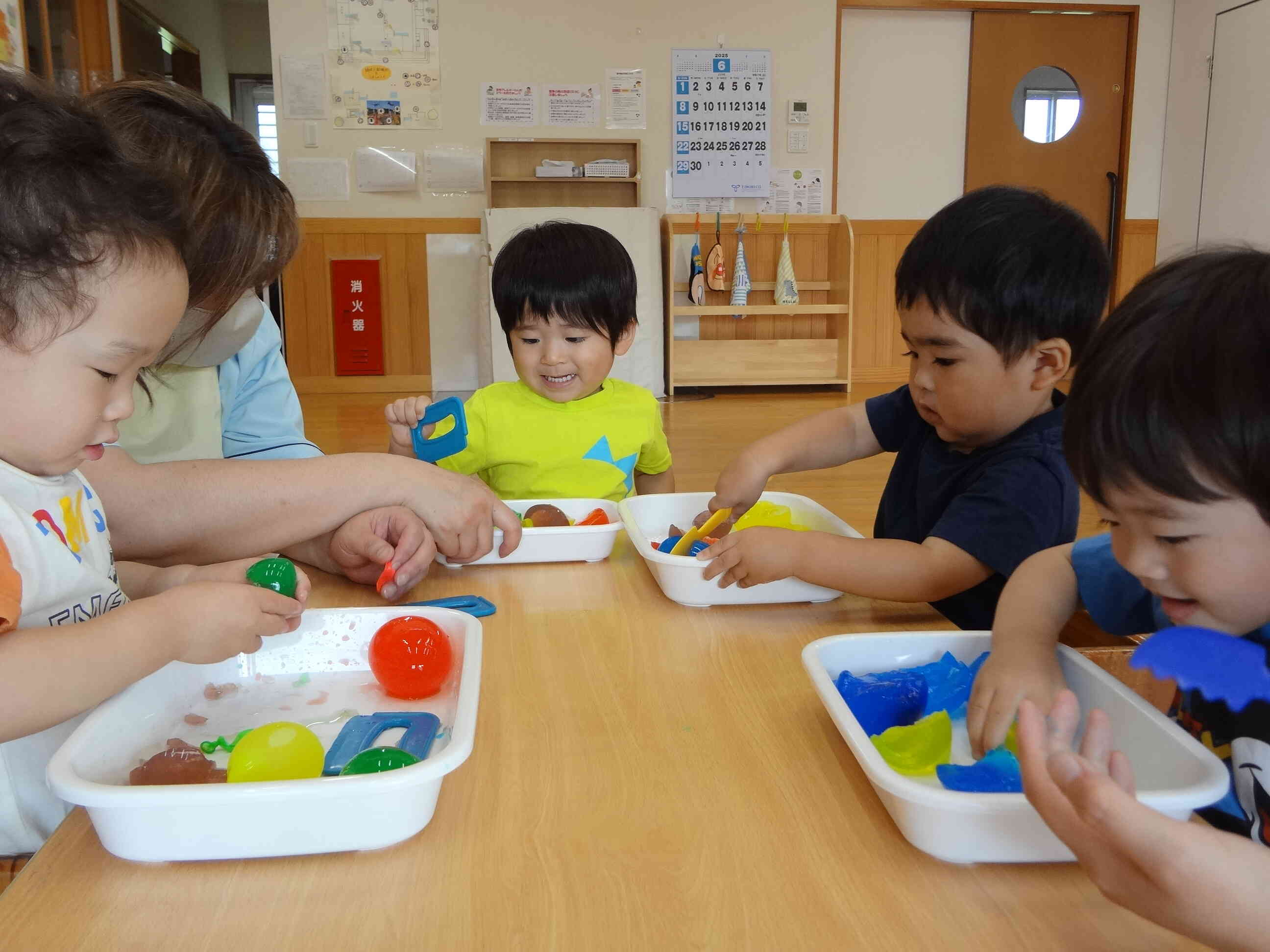 つるつる冷たい感触に夢中です。