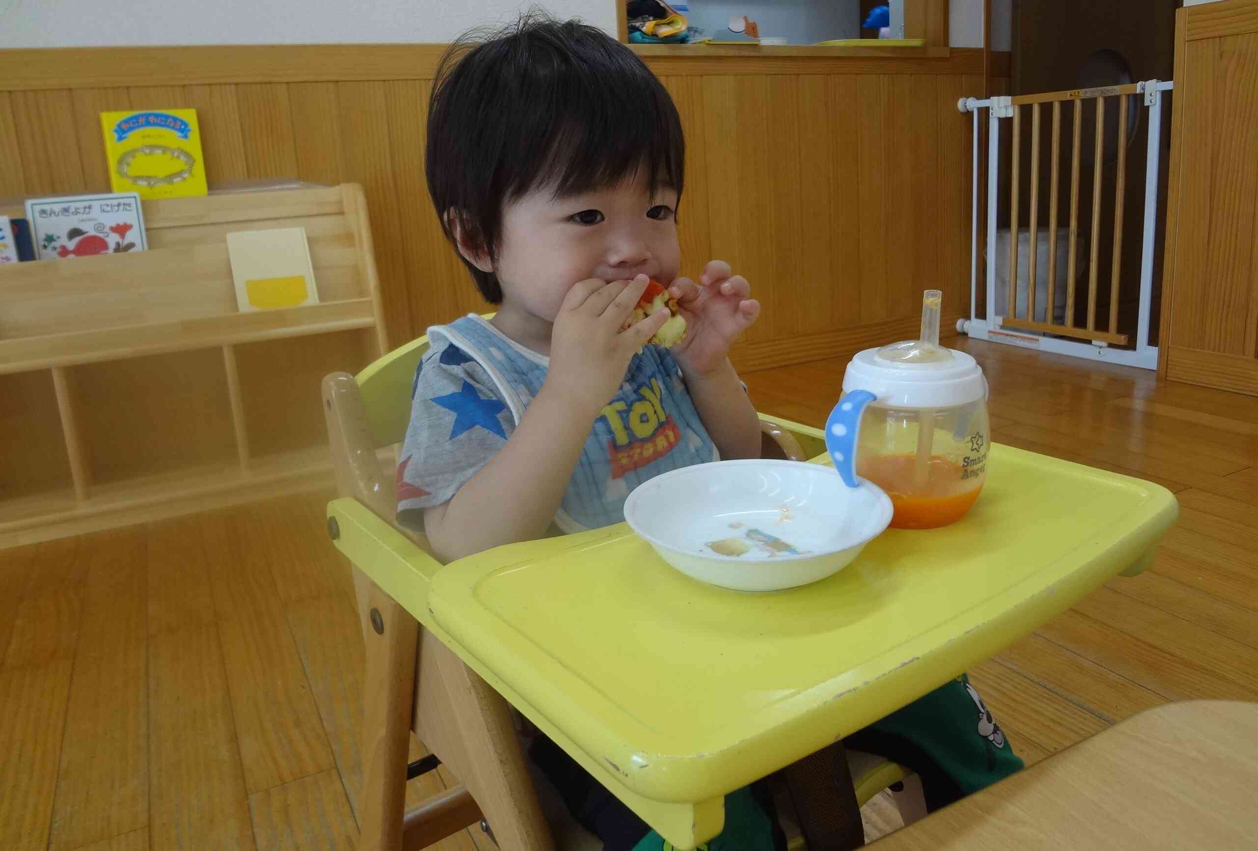 おいしいね！Rくんはおかわりして食べましたよ！畑で収穫した野菜をいただくおいしい体験ができたね！