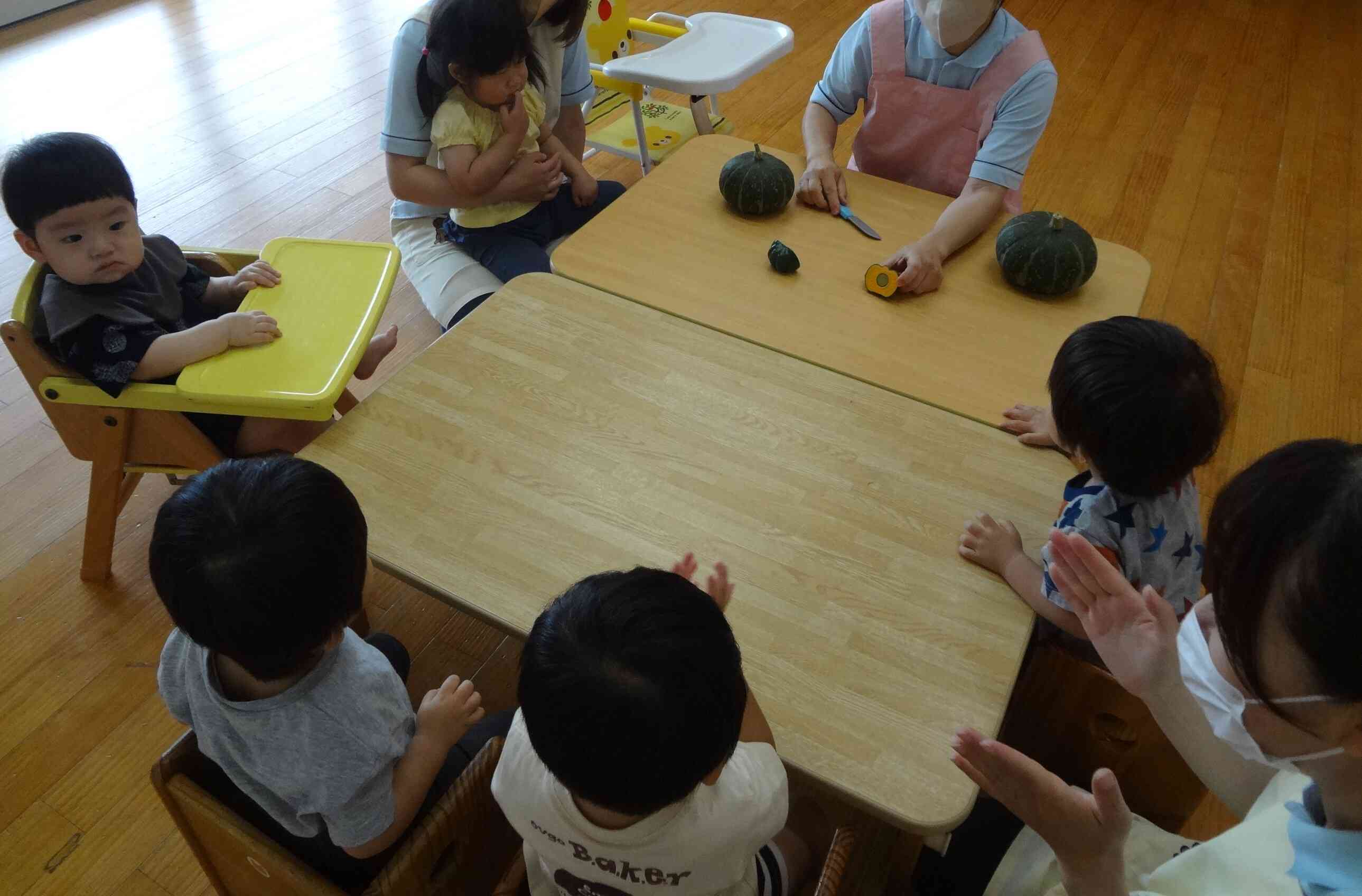 次にかぼちゃを切ってみるよ。まずはいつも遊んでいるままごとのかぼちゃを切ってみるよ。なかはどんな色かな？