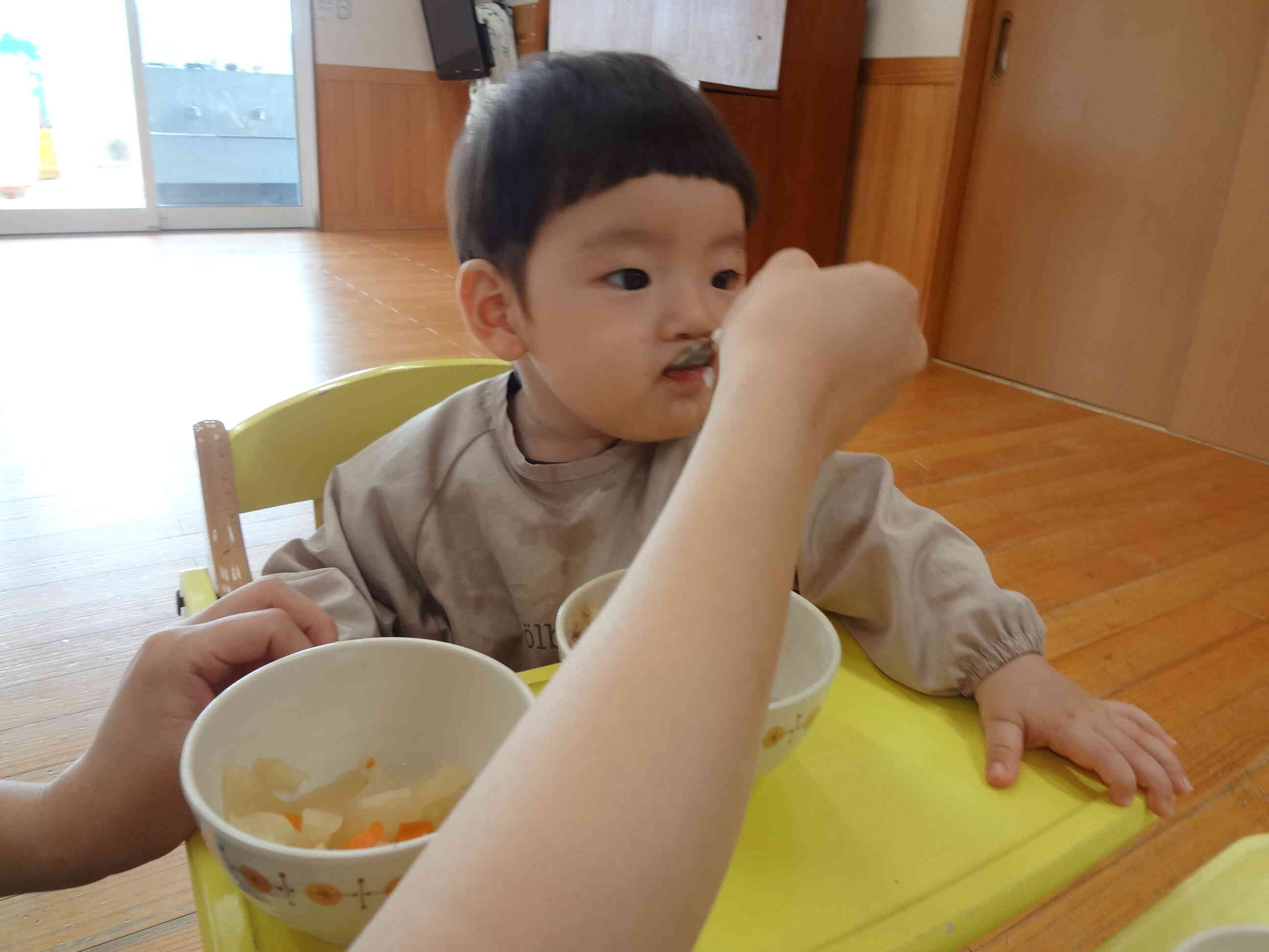 はじめての給食もしっかり完食できました。おいしかったね！これからもみんなと一緒に楽しく遊ぼうね。