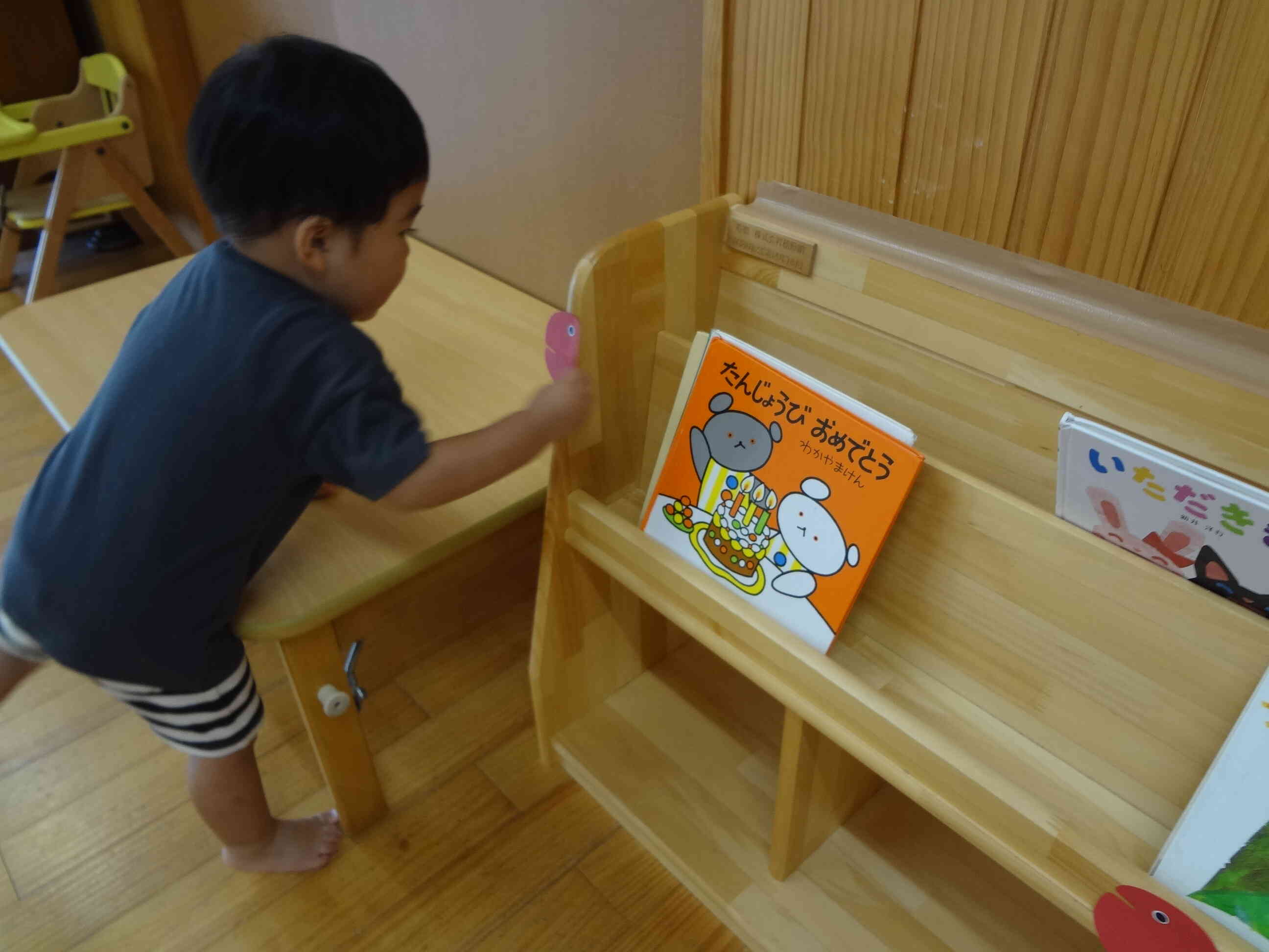 その後きんぎょたちは水槽を出て保育室に逃げたんだよ！「あ、み～つけた！」また水槽にもどします。