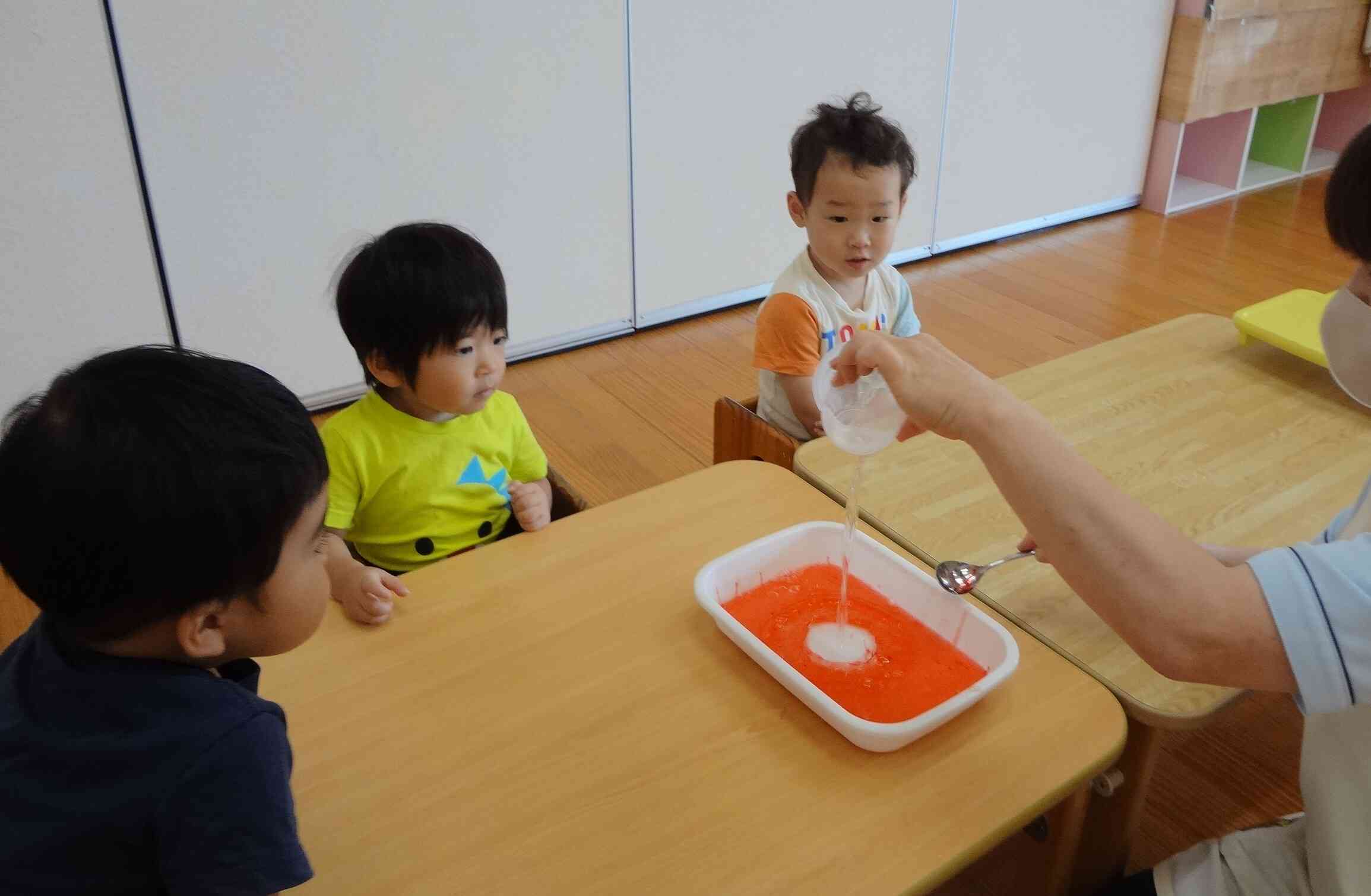 そして「魔法のお水をいれてぐるぐるぐる~」