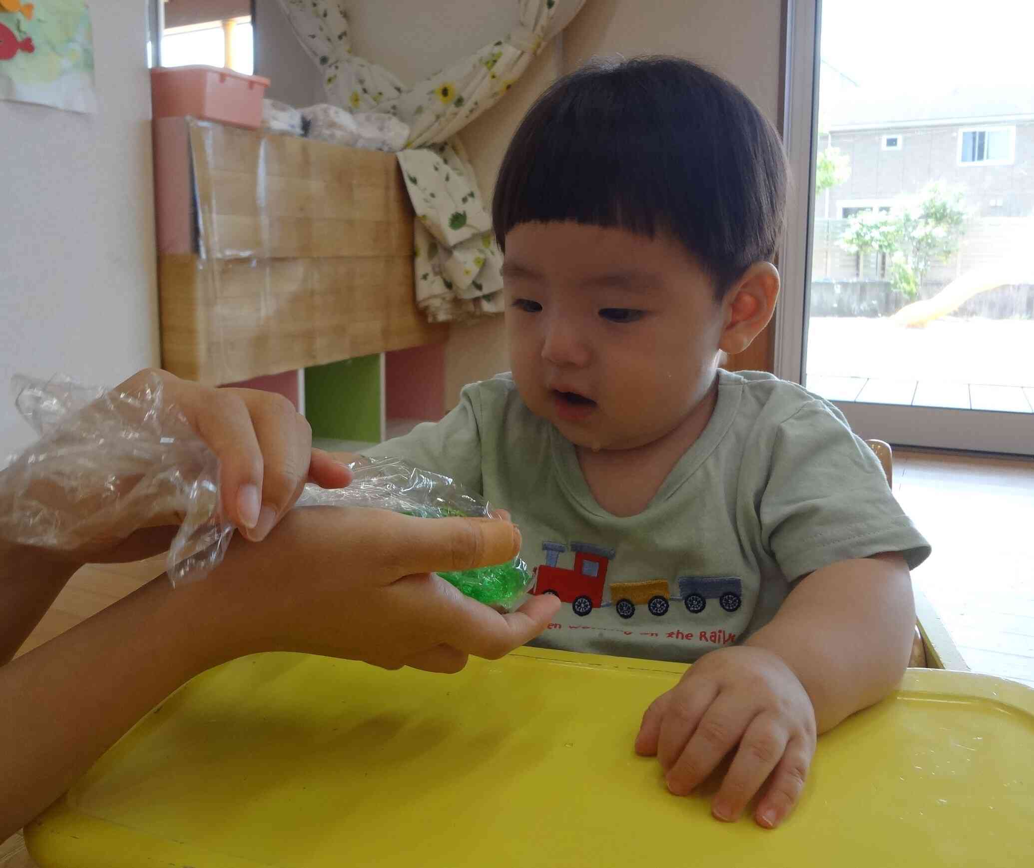ぼくはビニール袋にいれてもらったのを触ってみたよ。冷たくてプルプル、きれいな色にびっくりな様子でした。
