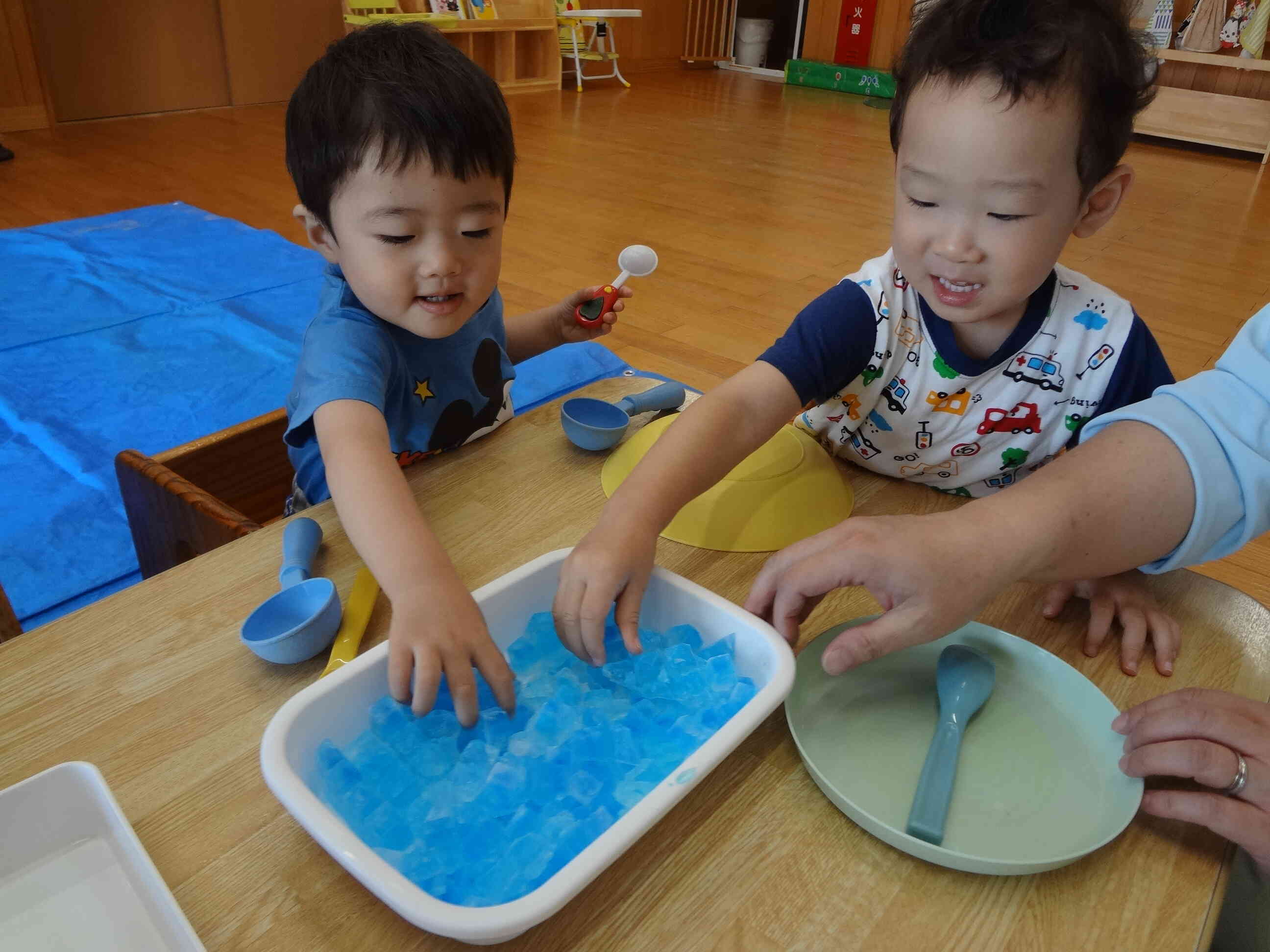 感触遊び（氷）をしました！