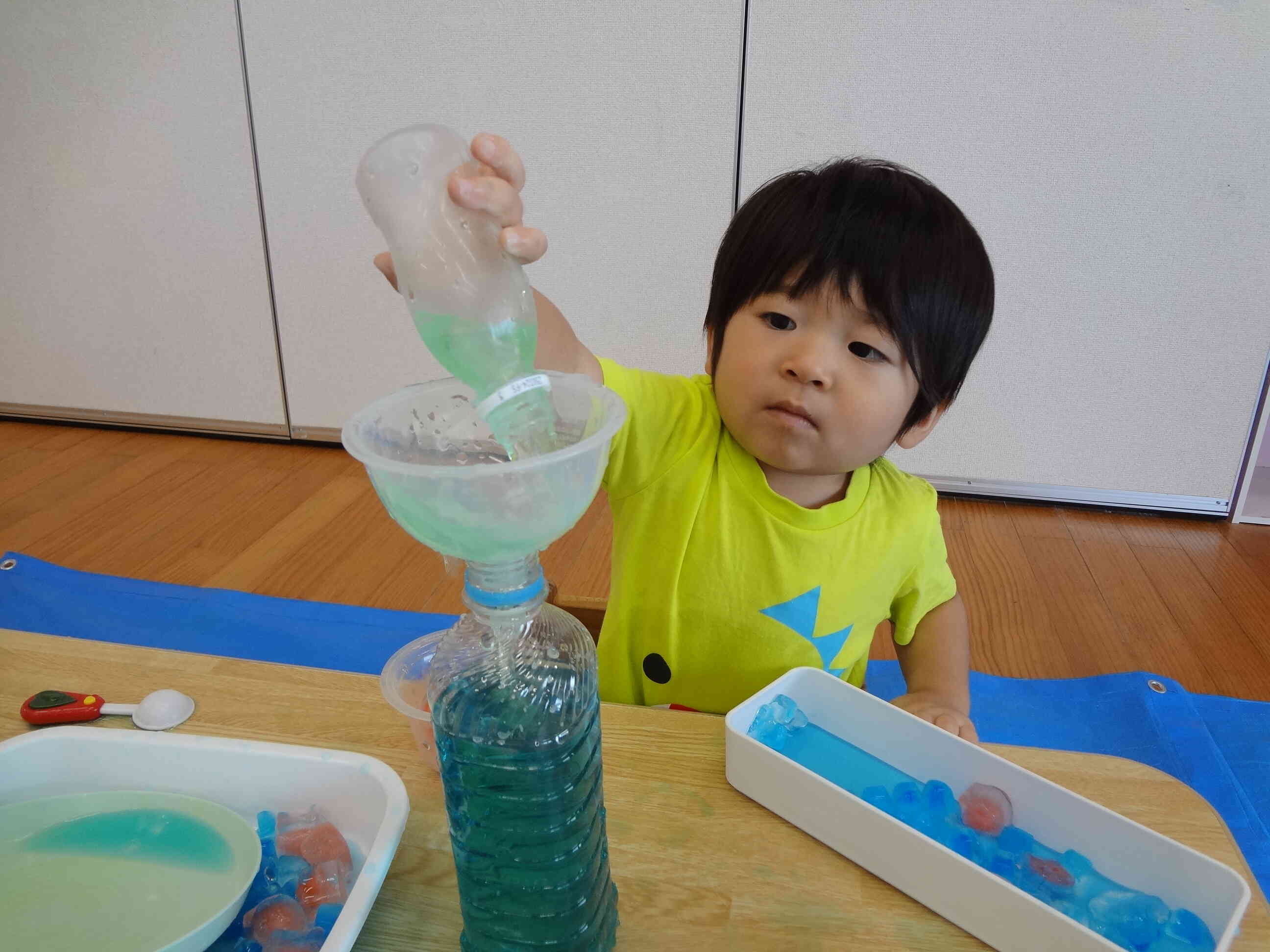 ぼくは溶けた色水をこぼさないようにペットボトルにいれるには、この漏斗を使うことを覚えたよ！