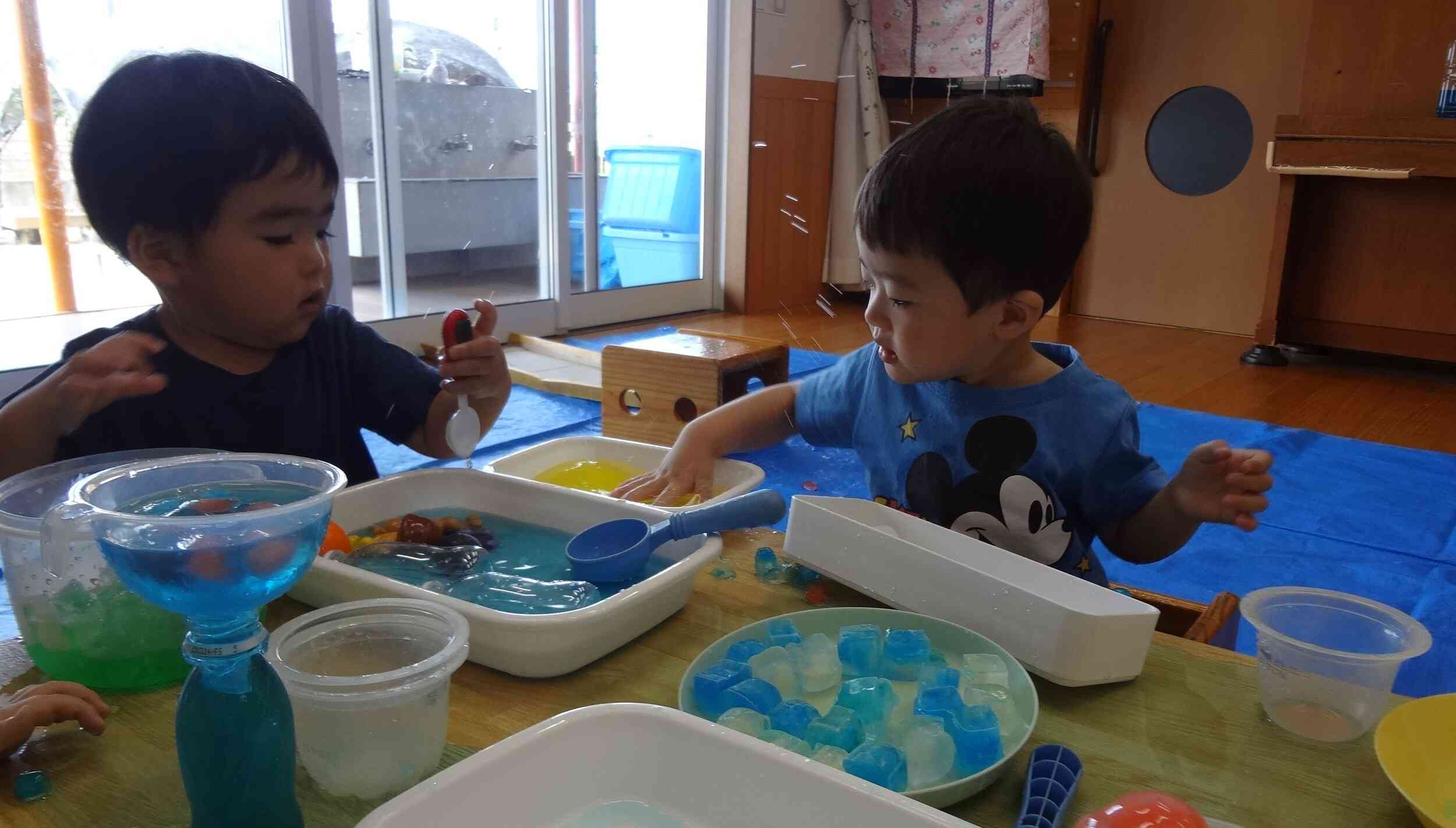 最後は色水遊びになったけど、水遊び用の服を着てるので濡れてもへっちゃらです！今日もおもいっきり楽しめたね！