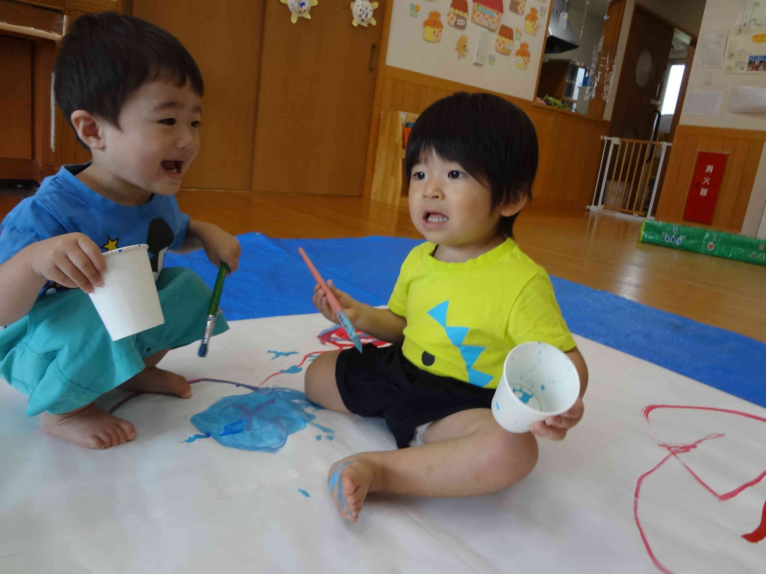 ぼくは足の裏に絵の具を塗ったよ！
