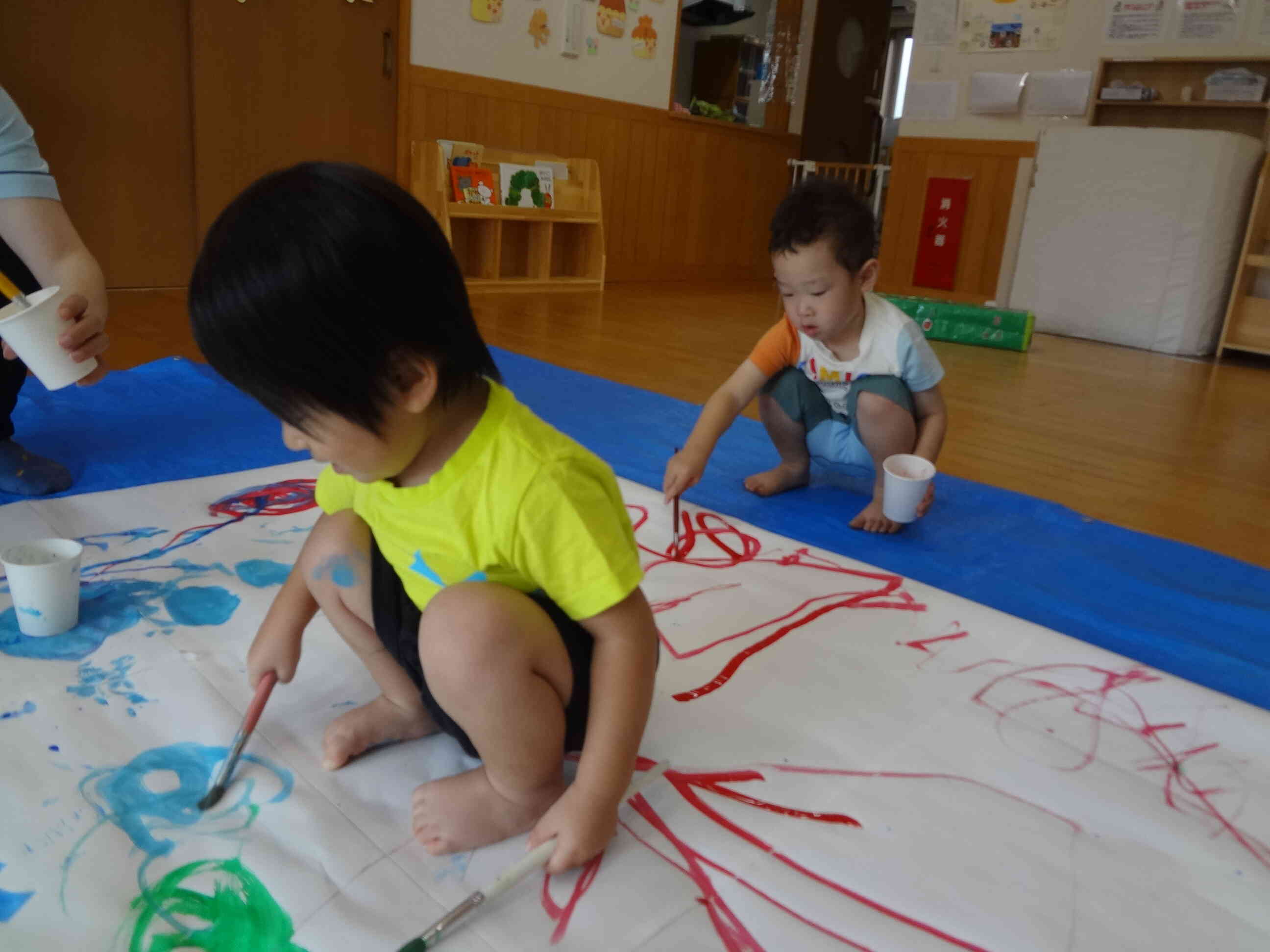 ダイナミックな絵の具遊び