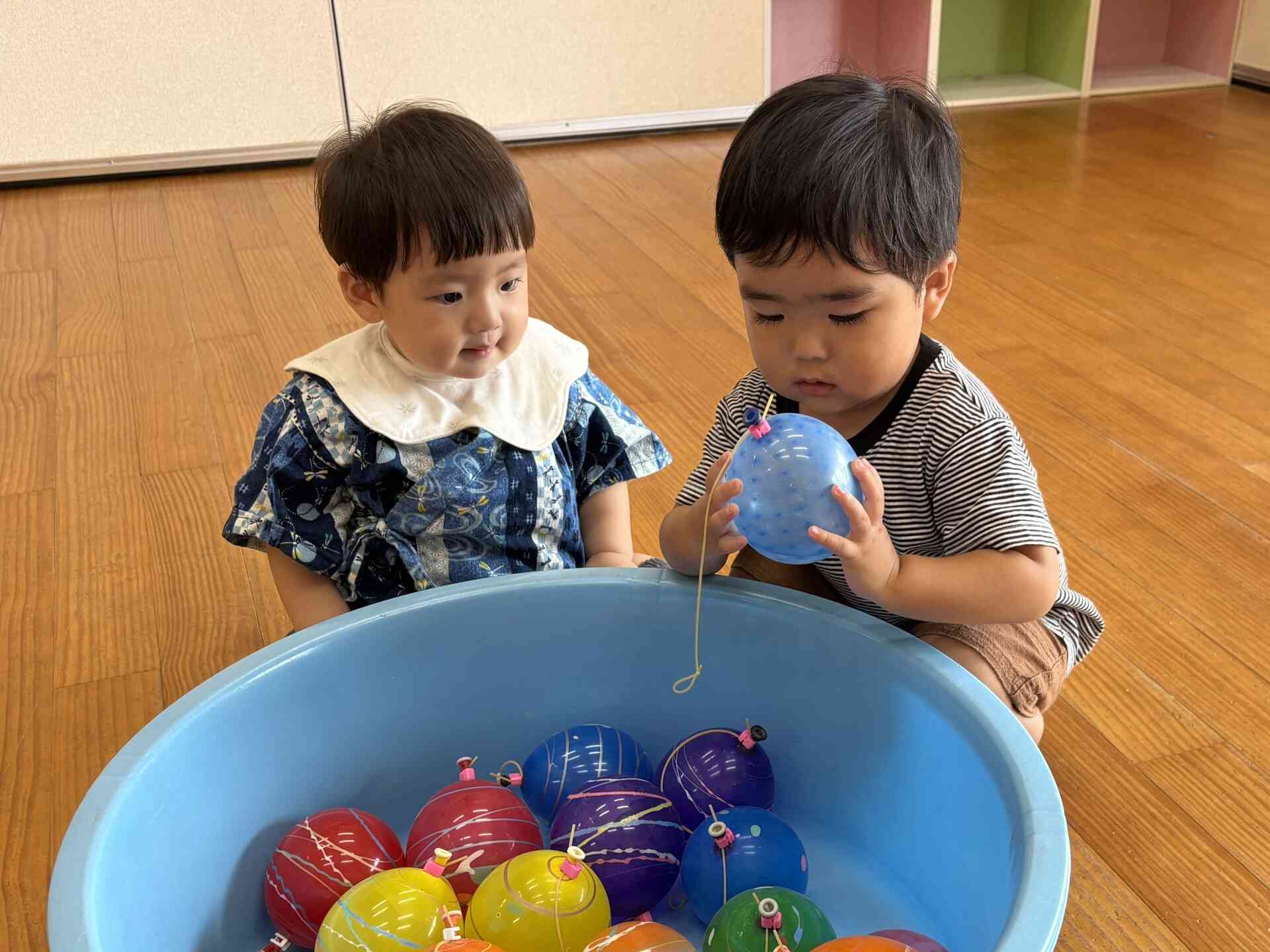 たくさんヨーヨーがあったね！どの色にしようかな？