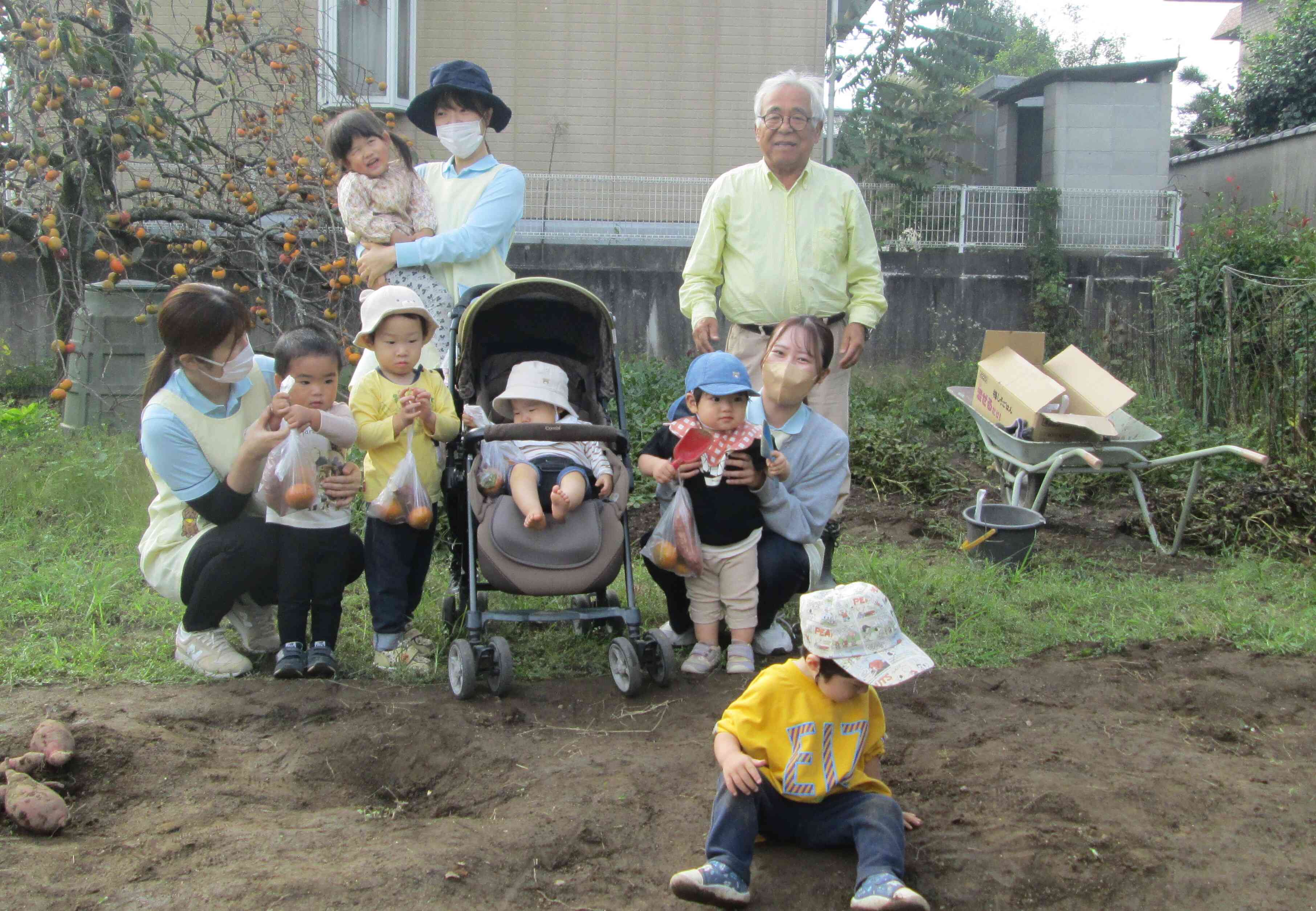 Nさん、今日はありがとうございました。子どもたちのよい経験になりました。お芋や柿のお土産もたくさんありがとうございました。おやつにいただこうと思います。