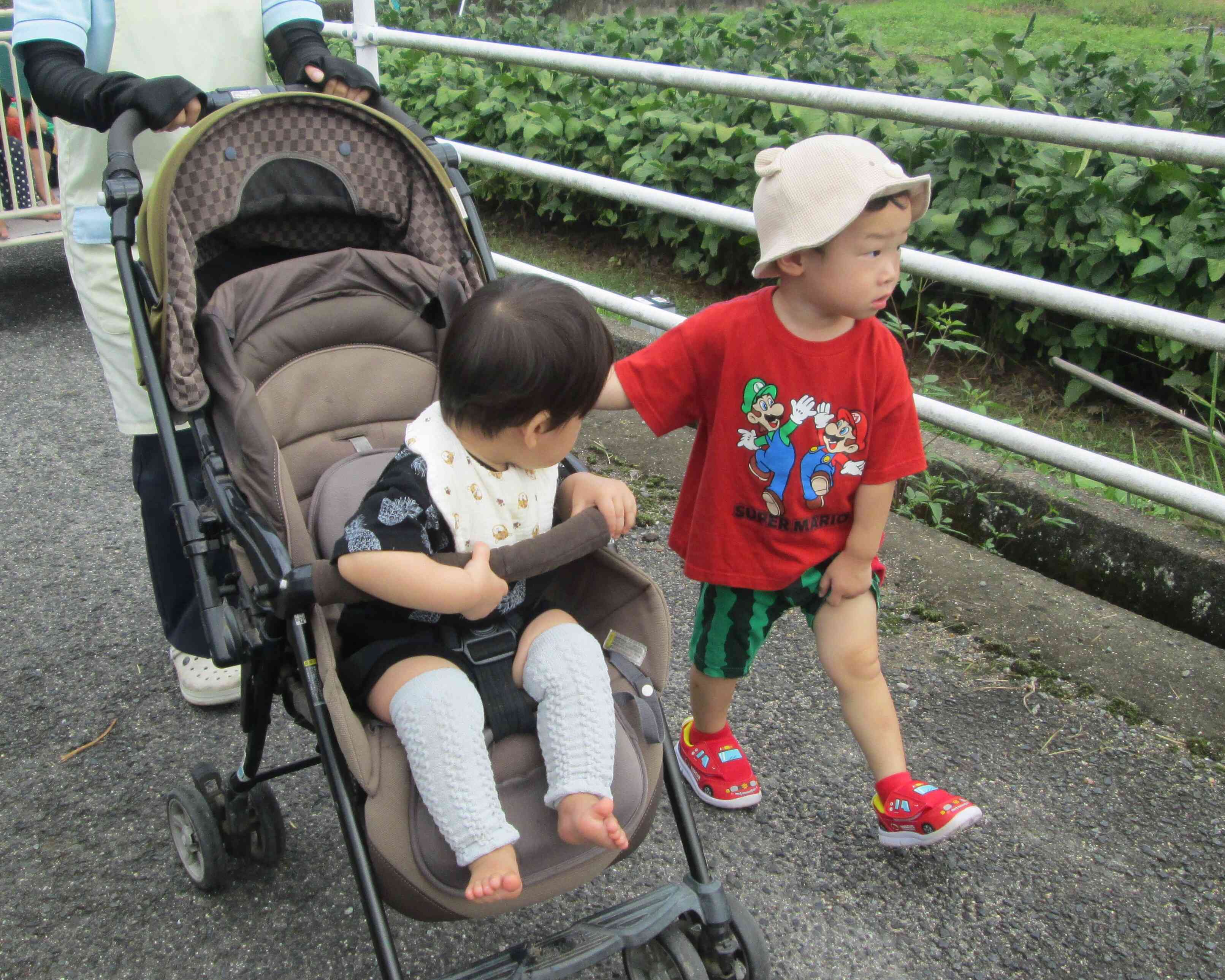 小さいお友だちのベビーカーをしっかり持って歩いてくれるKくん、ありがとね！