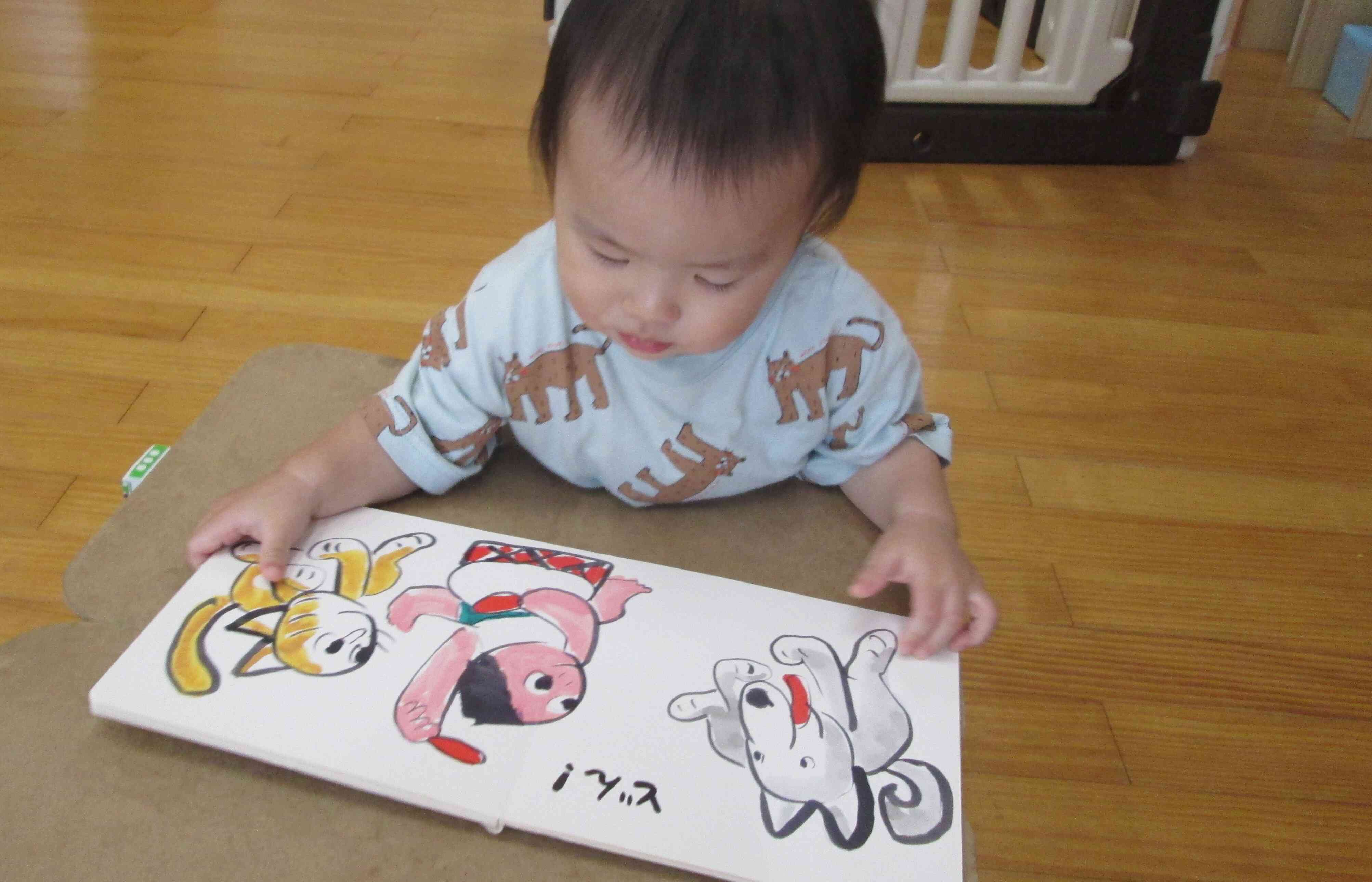 絵本も上手にめくれるよ!