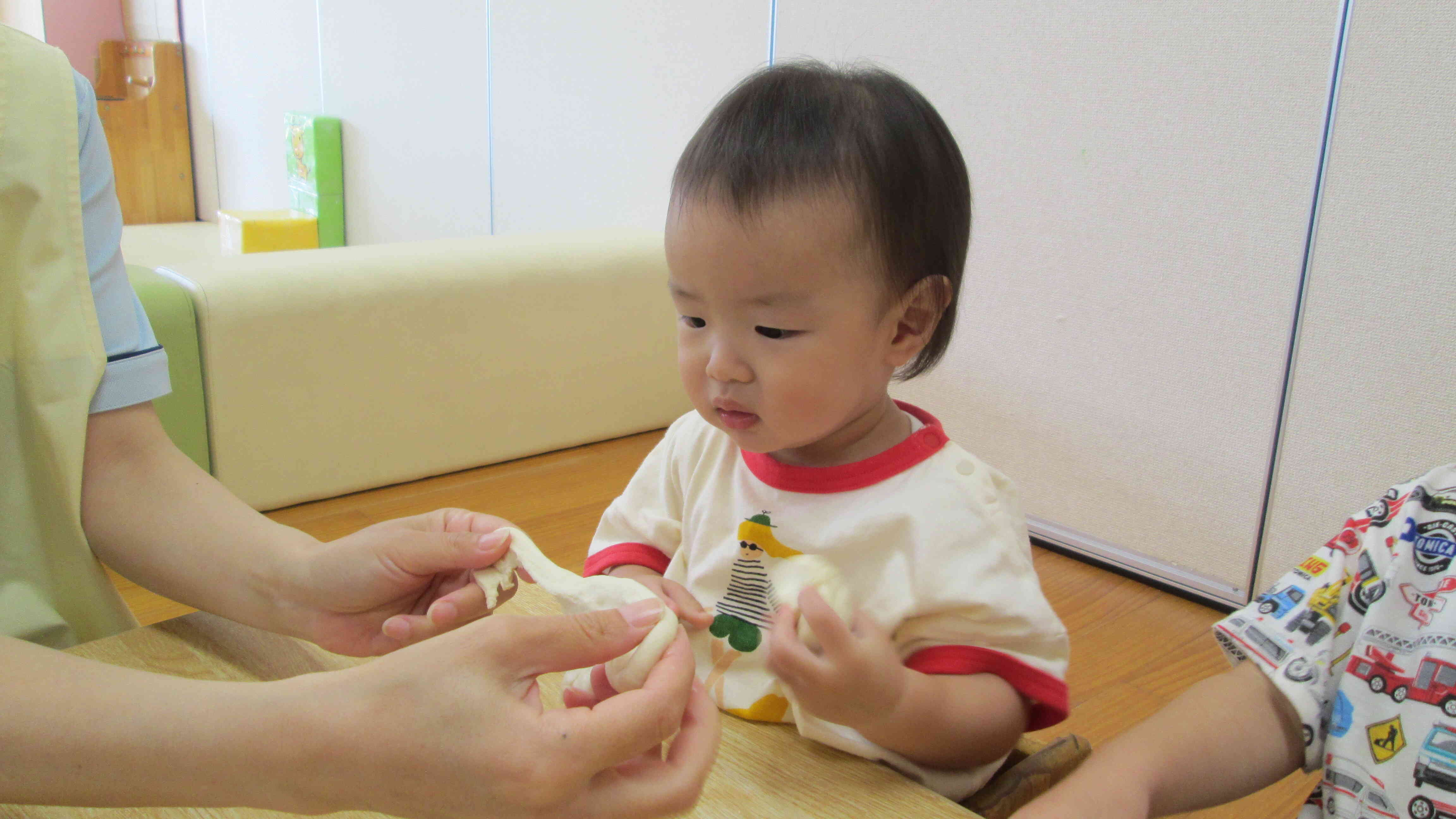 いちばん小さいHくんは、小麦粉粘土の感触を楽しんでみたよ。