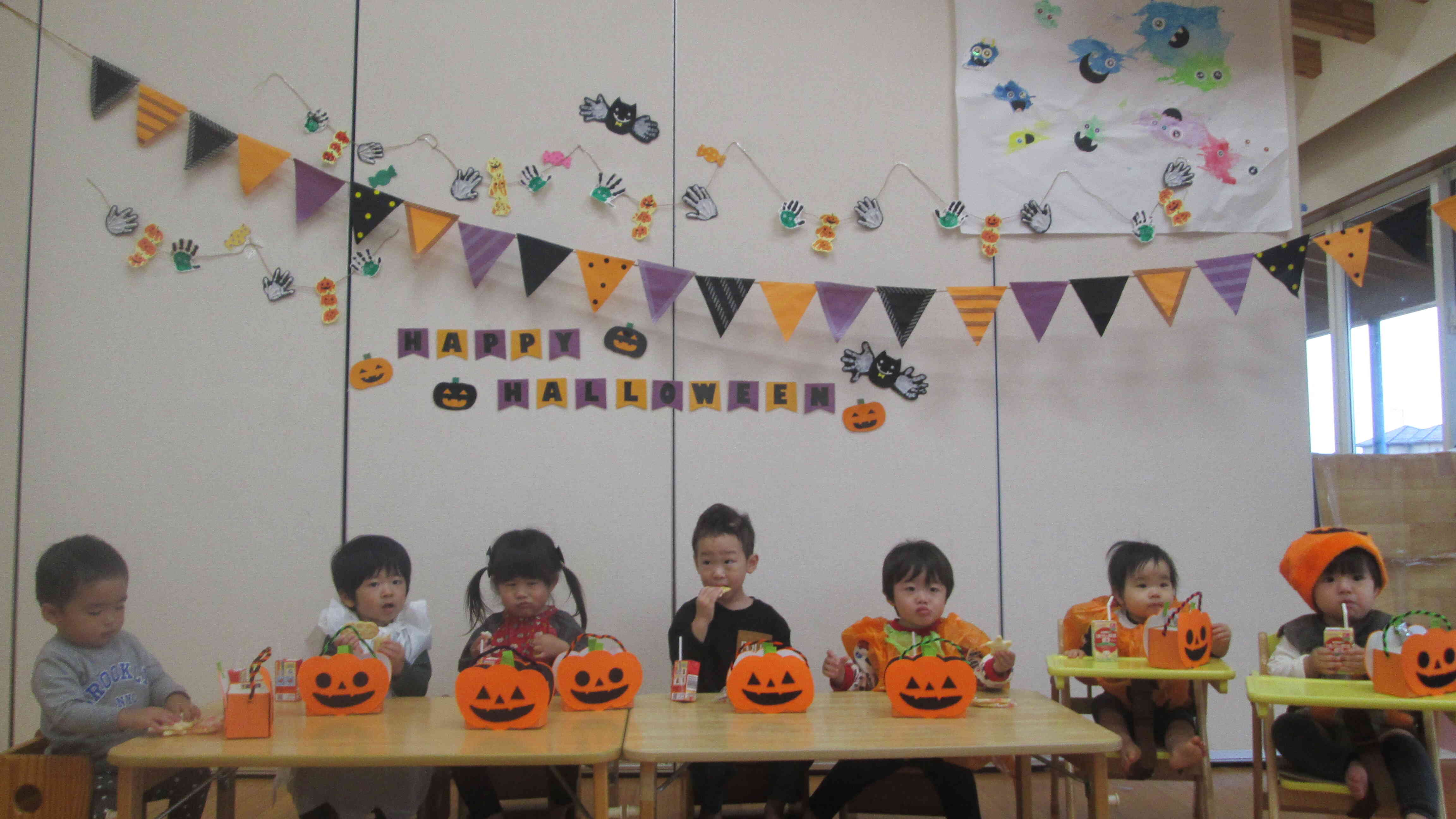今日のおやつはいただいたお菓子をみんなで食べたよ。