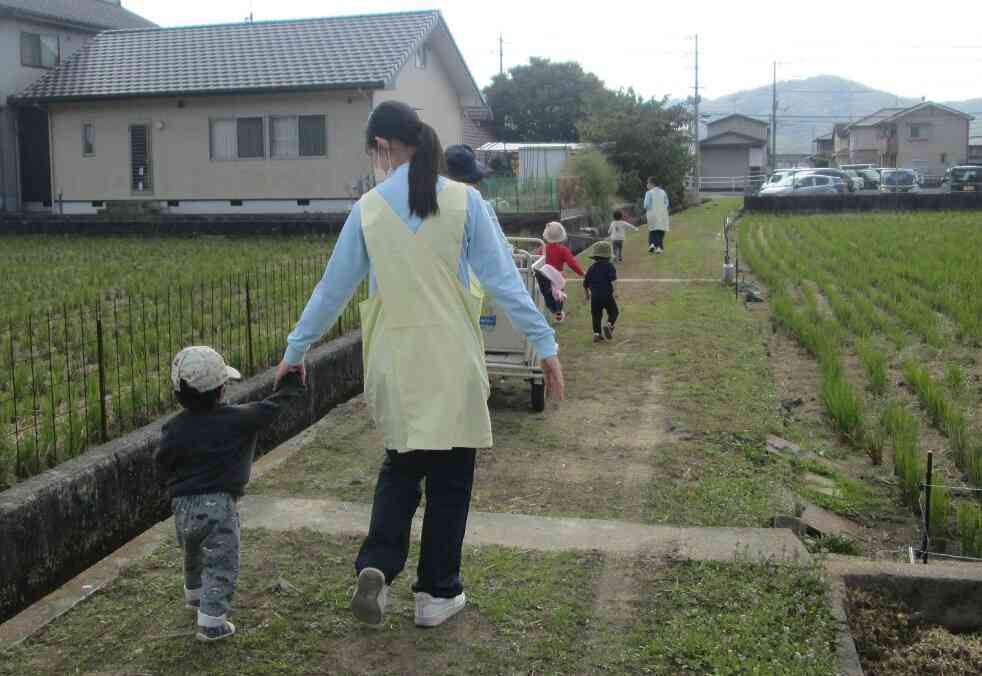いつものあぜ道では「よ～いどん！」をしたり、今日もたくさんの発見をして帰りましたよ