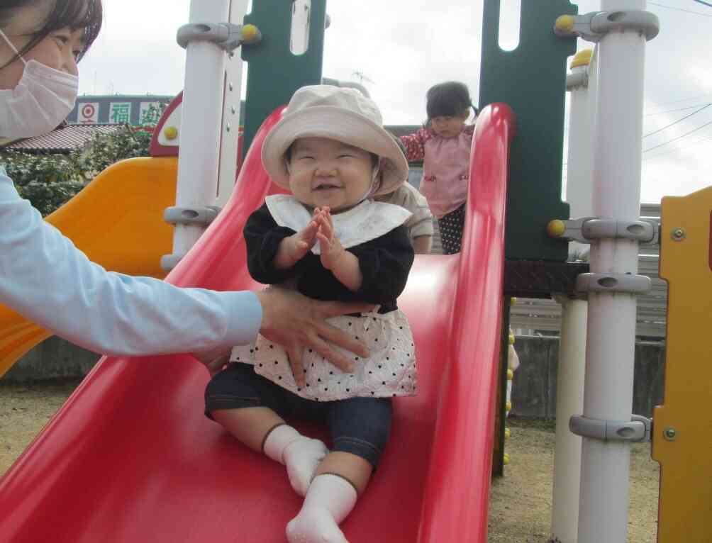 すべり台が大好きの笑顔です。