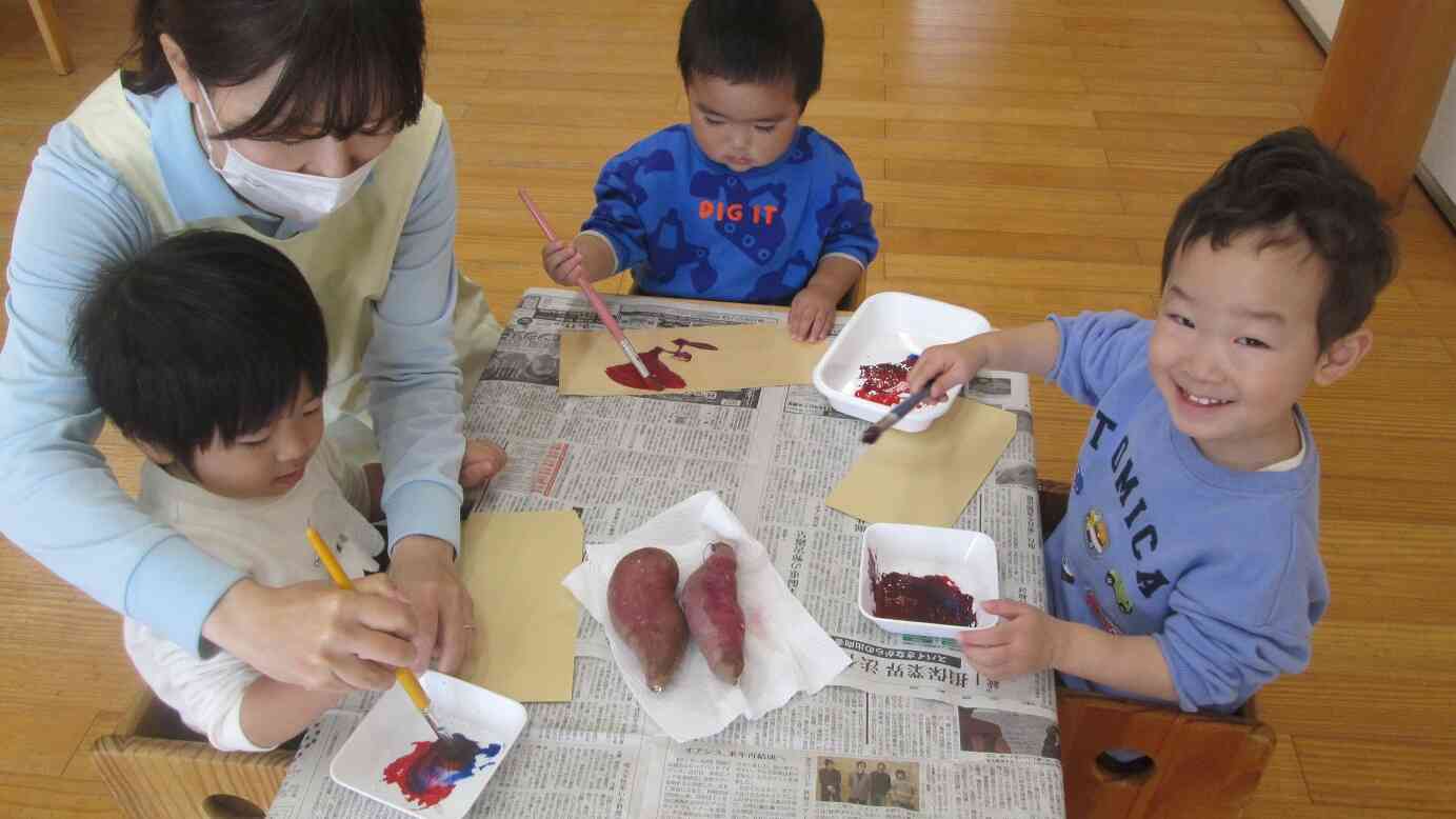 勤労感謝の日にちなんでお芋ほりのお礼にいきました。