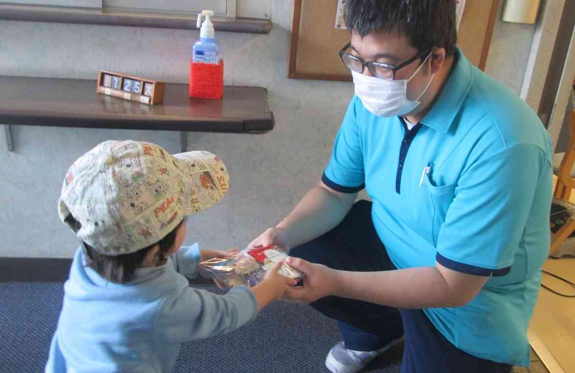 そして毎年ハロウィンにたくさんのお菓子をくださる職員さんへも