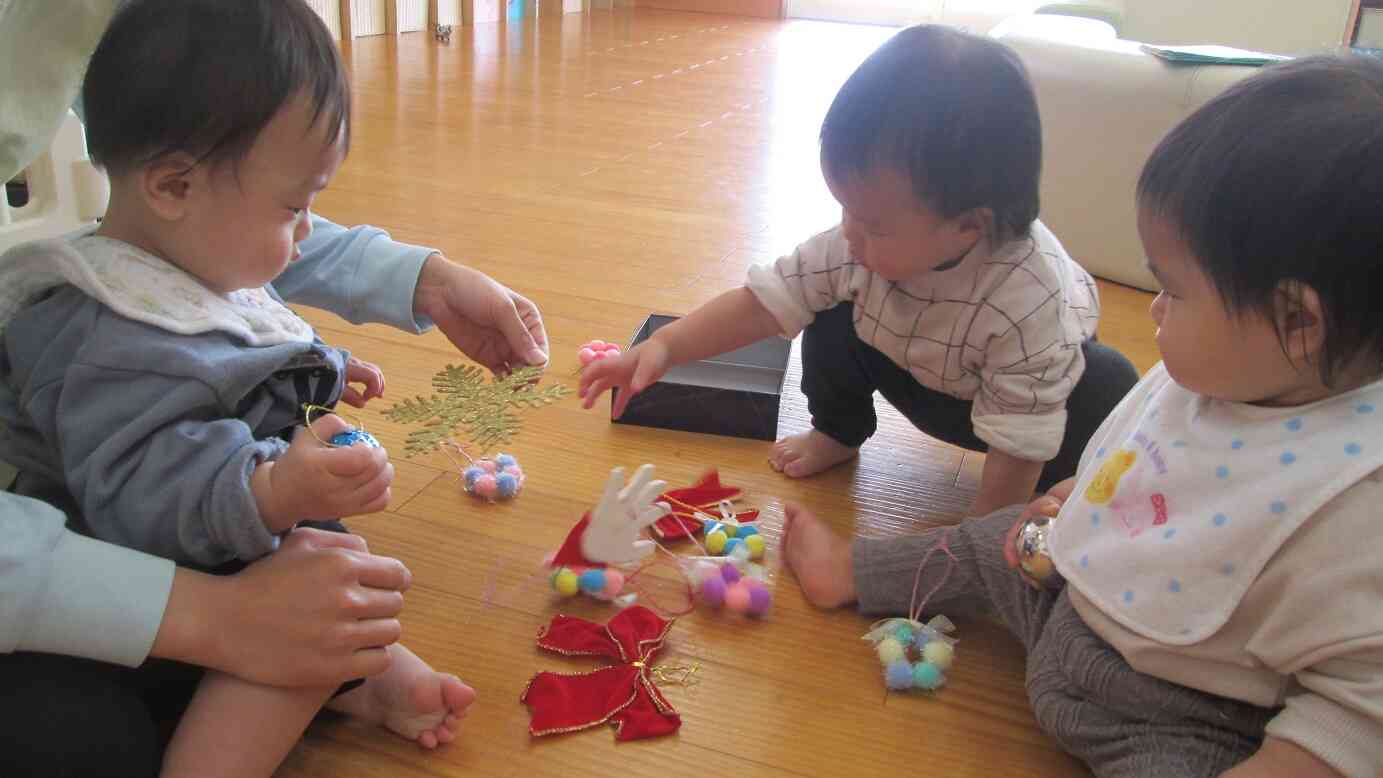 今日はみんなでクリスマスツリーを飾ってみたよ