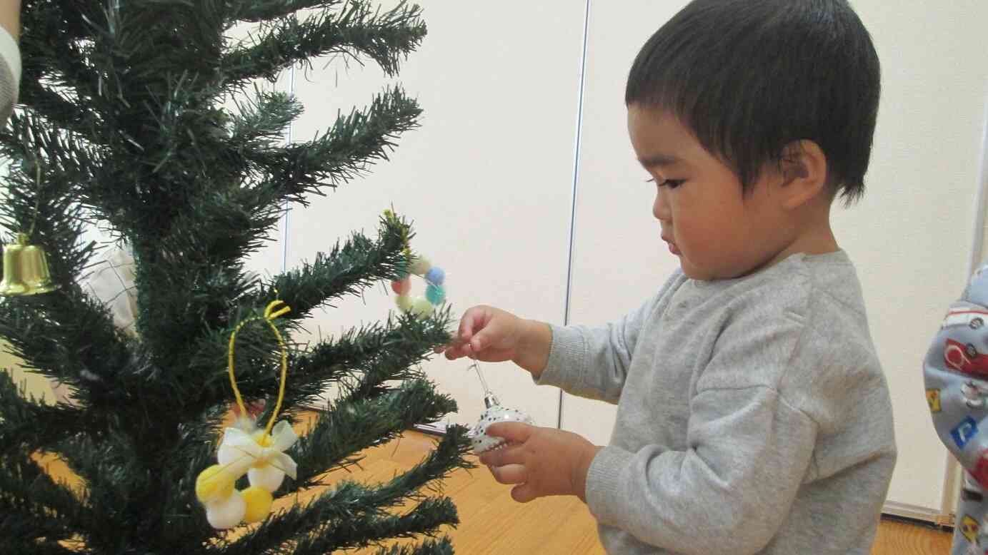 クリスマスツリーを飾りました！