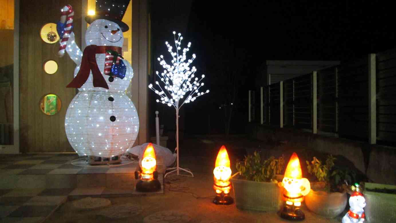 夜になるとキラキラなタートルの玄関です。クリスマス会が楽しみだね。